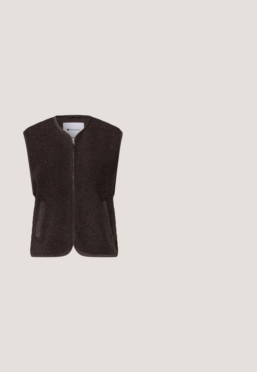 Veste sans manches marron foncé à fermeture éclair en tissu doux et texturé, avec deux poches latérales.; Débardeur gris à côtes avec une finition en dentelle au niveau du col. Le tissu est doux avec une coupe ajustée, offrant une légère élasticité et des bords festonnés.; Pantalon large marron avec taille à cordon, arborant de subtiles rayures verticales et une texture douce. Convient pour une tenue décontractée.; Baskets en suède marron avec un panneau arrière en imprimé léopard, bout rond et design à lacets. Semelle en caoutchouc texturée pour une meilleure adhérence.; nat & nin ROMEO - Sac à main - brown; Bracelet en corde marron réglable avec embouts en métal doré et fermoir coulissant pour ajuster la taille.