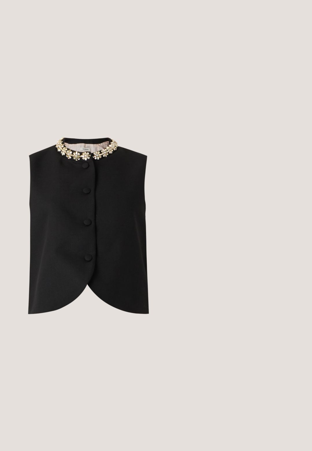 Schwarze ärmellose Weste mit vier mit Stoff überzogenen Knöpfen und einem dekorativen, perlenbesetzten Blumenkragen vor einfarbigem Hintergrund.; Weißer kurzärmliger Cardigan mit schwarzen horizontalen Streifen, Rundhalsausschnitt, Knopfverschluss und offenen Strickdetails.; Schwarzes und weißes Kleid mit kurzen Ärmeln, eng anliegendem schwarzen Oberteil und einem ausgestellten weißen Rock. Der Rock hat am Saum eine geraffte Textur.; Schwarzer flacher Schuh mit goldenen runden Nieten am Obermaterial und einer kleinen Schleife nahe der Spitze.; Schwarze Halbmond-Handtasche mit geknotetem Griff und goldener "Love Moschino" Logo-Plakette vorne, Reißverschluss oben.; Keramik-Ohrringe in Entenform mit weißen Körpern, orangen Schnäbeln und goldfarbenen Beschlägen, mit erhabenen Flügeln und detaillierten Strukturen.