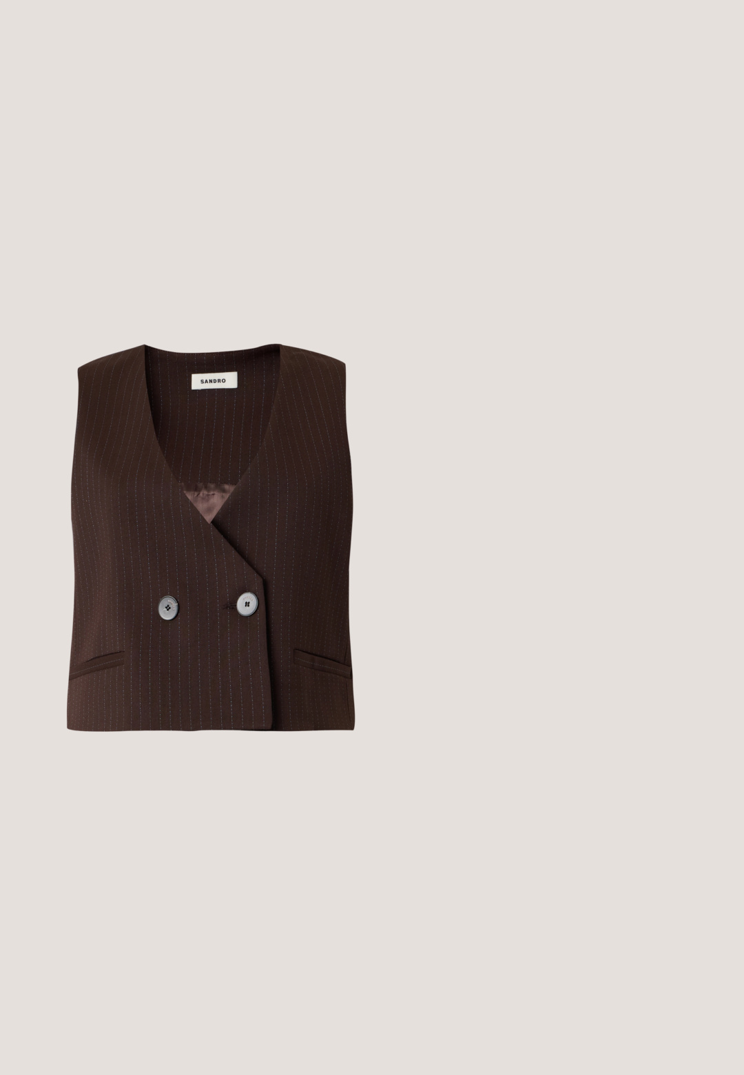 Bruine mouwloze vest met fijne strepen, V-hals, twee knopen aan de voorkant en twee kleine zakken, met label Sandro binnenin de kraag.; Bruine, gebreide trui met een gestructureerd, open ontwerp, ronde halslijn en lange mouwen. Verkorte zoom en comfortabele pasvorm.; Overhemd met lange mouwen en knoopsluiting met gemengde bruine camouflage- en luipaardprintpatronen, met voorklepzakken met goudkleurige knopen.; Donkerbruine suède enkellaars met lage hak, zijriem met gouden gesp en decoratieve metalen accenten op een witte achtergrond.; Bruine suède schoudertas in halve maanvorm met een enkele verstelbare donkere leren riem en gouden gespsdetails.; Een paar glanzende oorbellen van metaal in goudkleurige tint, gevormd in abstracte, onregelmatige spiralen en lussen op een witte achtergrond.