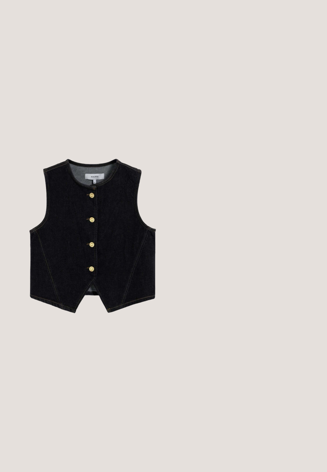 Donker denimvest met een ronde halslijn, vijf gouden knopen aan de voorkant en een spits toelopende onderkant. Voorzien van contrasterende stiksels en zonder mouwen.; Zwart mouwloos tanktop met een ronde hals, gemaakt van gladde stof, plat uitgespreid op een witte achtergrond.; Beige shorts met een elastische tailleband en trekkoord, gemaakt van een textuurstof en met twee voorzakken. Lengte tot halverwege de bovenbenen.; Zwarte instapsandaal met twee verstelbare gespsluitingen en gestikte details langs de randen, met een geribbelde zool voor grip.; Zwarte oversized geometrische zonnebril met gradient donker glazen en gouden details op de pootjes.; Zwarte leren draagtas met twee schouderriemen en klein schedellogo nabij het onderste midden.