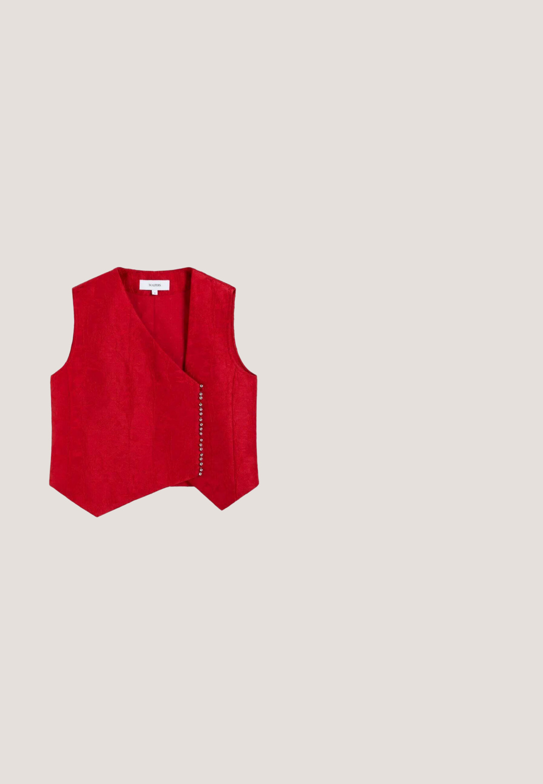 Scalpers ASIAN  - Bodywarmer - red; Paarse top met korte mouwen en een ronde hals, met bloemige kanten uitsnijdingen op de mouwen en zoom.; Zwarte rok met een smocktail, met gedurfde bordeauxrode en witte abstracte bladerenpatronen en geplooide stof voor textuur en flow.; Rode sandalen met lage blokhak, gevlochten bandjes en een enkelgespsluiting, open teen ontwerp.; Rechthoekige bordeauxrode en beige geweven handtas met bruine leren riem, gouden draaivergrendeling en afneembare gouden ketting schouderriem.; Oorbellen met gouden tint, met een waaiervormig onderste deel en een ronde donkerrode steen bovenop, weergegeven vanaf de voorkant en zijkant op een witte achtergrond.