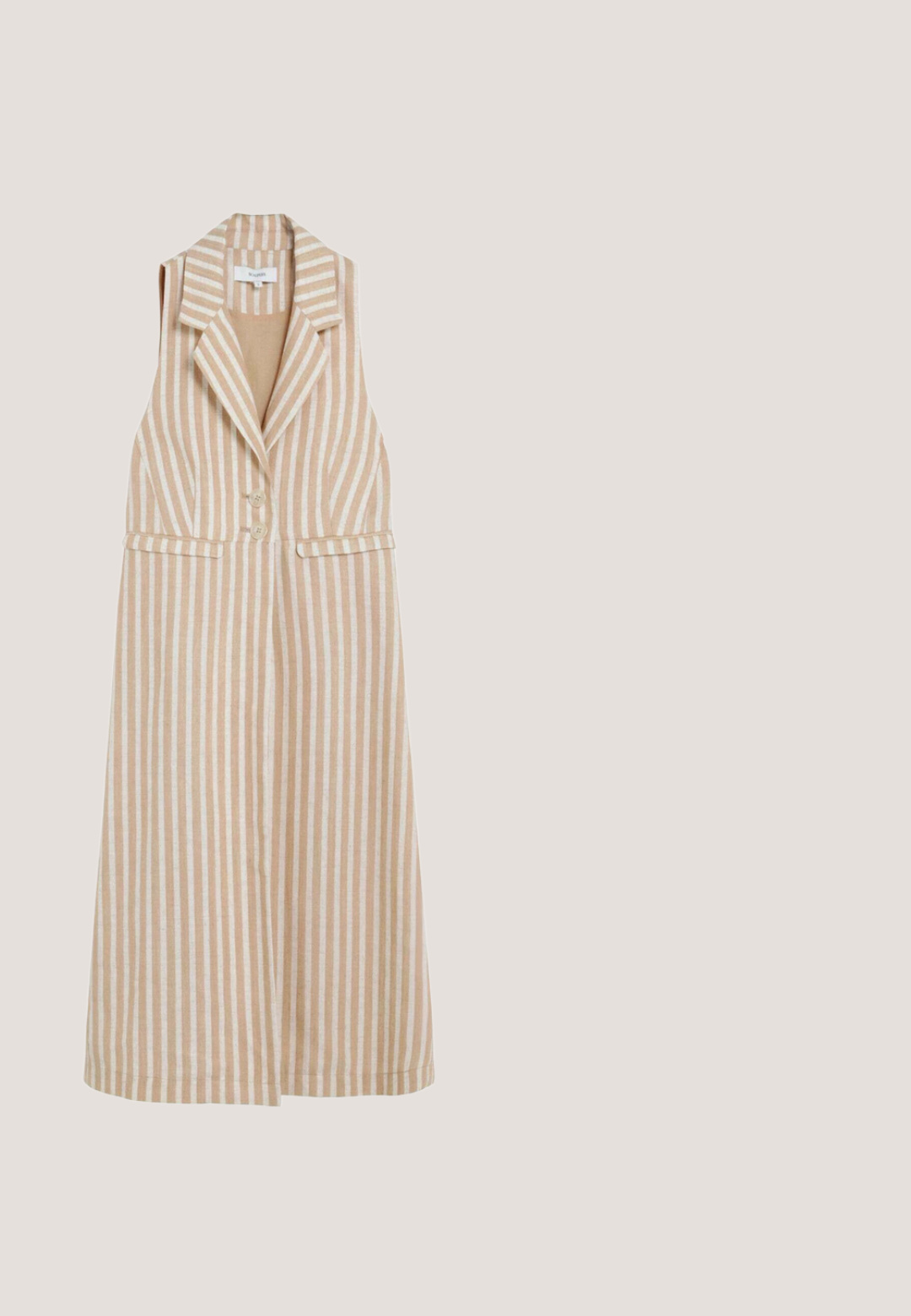 Lang ærmeløs kjole med lodrette beige og hvide striber, reverskrave, to forreste knapper og detaljer ved taljesømmen.; Silkefin, creme kimono-stil morgenkåbe med dyb V-udskæring, bælte i taljen og puffede ærmer. Har et prydet, teal mønster indeni.; Brun slip-on sandal med lav sort hæl og flettet, åben tå-overdel, vist i profil mod hvid baggrund.; Runde solbriller med skildpaddemusterede stel, gradient lyserøde linser og tynde sidearme med guld accenter.; Vævet stråtaske med rektangulær form, naturlig beige farve, åben vævningsdesign og to solide hanke til at bære.; Guldhalskæde med et skaldformet vedhæng med ribbede detaljer, hængende fra en fin kæde, hvilket skaber et elegant udseende.