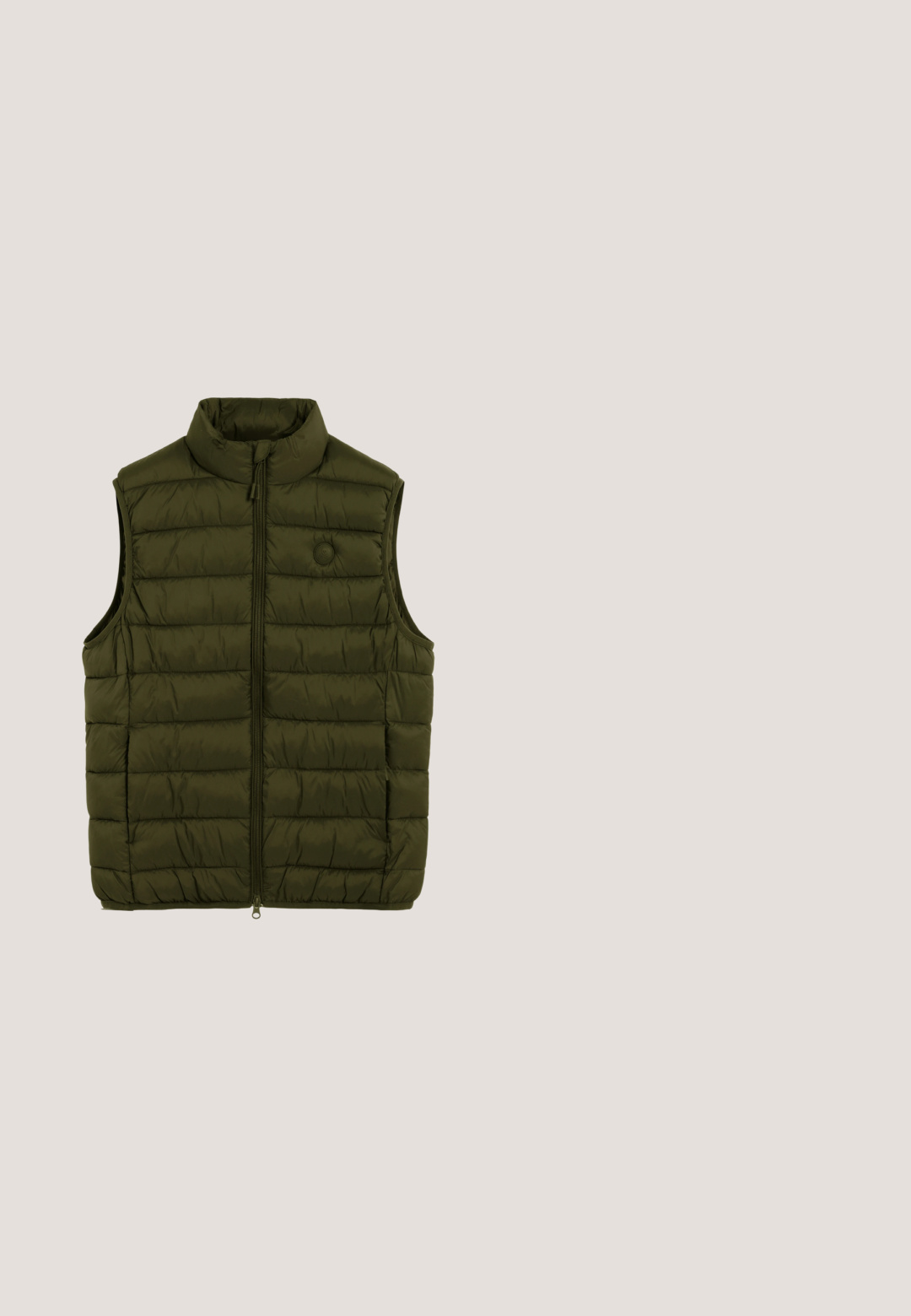 Oliven grøn puffy vest med høj krave, lynlåslukning foran og quiltet mønster. Har et cirkulært logo på venstre bryst.; Mørkegrøn sweatshirt med kvart lynlås og høj krave, med trykt tekst og grafik på venstre bryst samt lille stoffet mærke nær kanten foran.; Oliven grøn polo t-shirt med ribbet krave, hvid kant, korte ærmer og et grønt broderet logo. Har en brystlomme som accent.; Oliven grønne træningsbukser med ribbet tekstur, elastisk talje, sidestriber og broderet logo. Har en lige pasform.; Hvide lædersneakers med grønne og beige accenter, der har en tekstureret sål, rund tå og traditionelt snørrebåndsdesign.; Oliven grøn stof crossbody taske med en slank rektangulær form, justerbar skulderrem, frontlomme og læderlogo-patch.