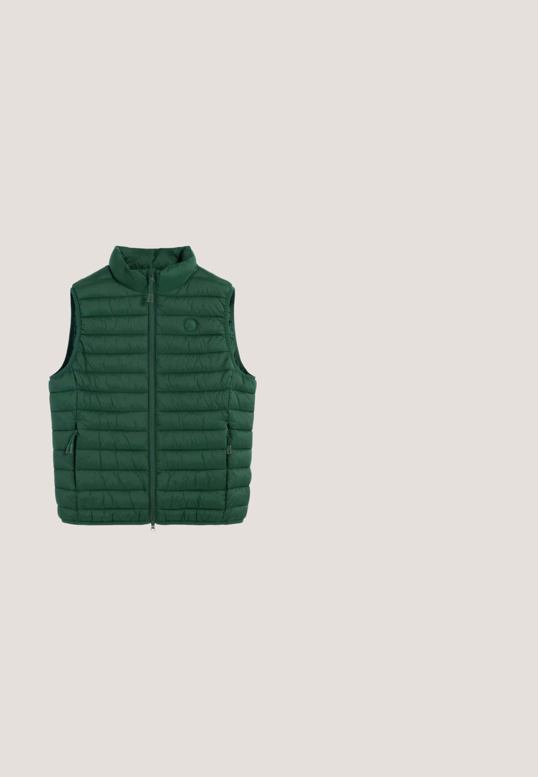 Mørkegrøn ærmeløs quiltet vest med lynlås foran og to lynlåslommer i siderne, med et lille rundt logo på venstre bryst.; Grøn sweatshirt med lange ærmer, ribbet rund halsudskæring og manchetter. Har opstående «SCALPERS COMPANY» skrift på forsiden. Glat tekstur.; Lys grøn polo shirt, korte ærmer, blødt stof, to-knappers lukning, hvid stribe-detaljering på krave og ærmekanter. Simpelt logo foran.; Grønne bomuldsbukser med slim fit, sidelommer og baglommer, med knaplukning og bæltestropper. Glat tekstur med minimal dekoration.; Herresneaker i olivengrøn strik med brune accenter, hvid sål, snørelukning og brandnavnet "Tom Tailor" på siden.; Rektangulær toilettaske i olivengrøn med frontlynlåslomme, sidelomme og lille logopatch i nederste højre hjørne.
