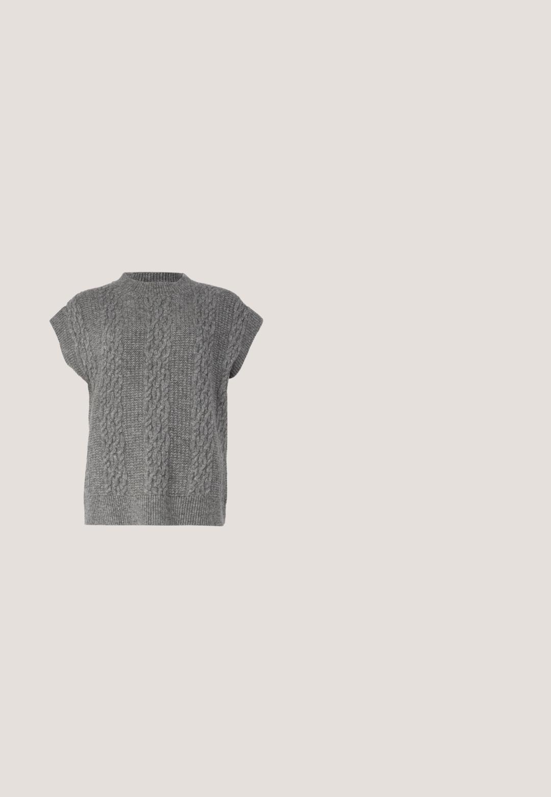 Selected SLFELINA MARIE - Veste sans manches - medium grey; Chemise à manches longues gris foncé en tissu léger, avec un devant à boutons, un col et une poche poitrine unique.; Jupe en denim noir avec une coupe droite, fermeture à boutons à l'avant, passants de ceinture et une texture légèrement délavée, dotée de deux poches latérales.; Ballerine en cuir verni noir avec un bout rond, un petit nœud décoratif et une texture lisse ; présente une semelle plate basse et une languette au talon.; Sac à main en tissu noir doux avec haut froncé et poignées circulaires rembourrées nouées de chaque côté.; Paire de boucles d'oreilles anneaux en argent poli avec un design de barre incurvée superposée sur un fond clair uni.