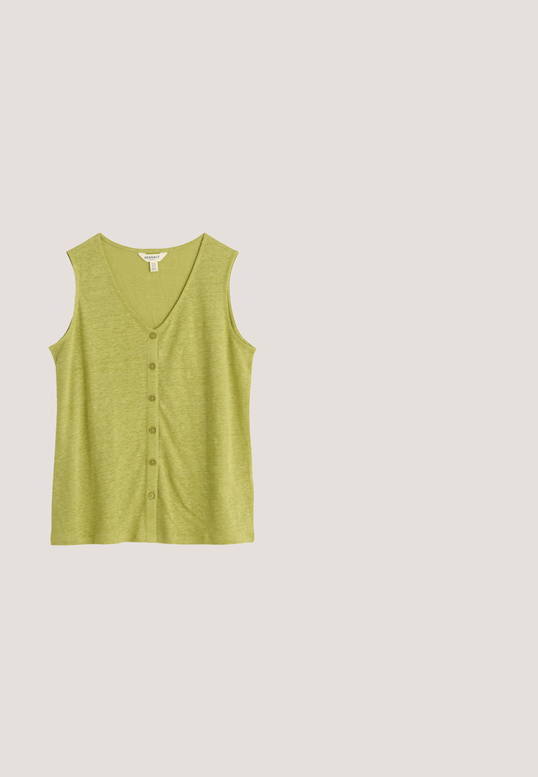Mouwloos lichtgroen hemd met V-hals en zes knopen aan de voorkant, gemaakt van zacht, gestructureerd stof, met het label Seasalt.; Witte T-shirt met korte mouwen en een waslijnafbeelding met kleurrijke zwemkleding die over de borst hangt.; Oranje stof met geborduurde bladpatronen. Heeft een geplooid smockdetail aan de bovenkant. Zachte textuur, lichtgewicht en ademend ontwerp.; Luipaardprint platte schoenen van zacht bont, met een puntige neus en een lage profiel. Natuurlijke tinten met zwarte accenten.; Bruine leren Cavalli Class polsband met gouden rits, logo en kettingbanddetail.; Geweven stoffen armband in rood, paars, groen en blauw met symmetrisch vlinderpatroon en gevlochten kwastjes op witte achtergrond.