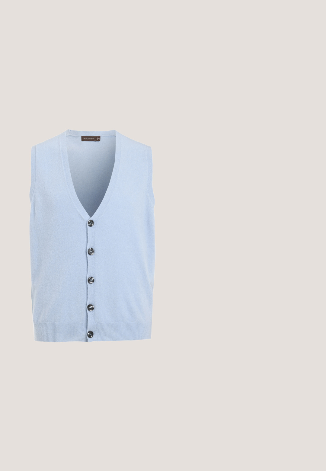 Gilet sans manches bleu clair avec un décolleté en V, cinq boutons foncés sur le devant et un ourlet côtelé, fabriqué à partir d'un tissu doux.; Chemise bleu clair à manches longues en lin. Elle présente un col boutonné, des boutons sur le devant et un petit logo blanc sur la poitrine gauche.; Shorts noirs longueur genou avec ourlets retroussés, fermeture à bouton, passants pour ceinture et design plat à l'avant sur fond blanc uni.; Mocassin pour homme en daim bleu marine avec semelle en caoutchouc beige, style sans lacets, bout arrondi et petit talon, présenté de profil.; Lunettes de soleil rectangulaires à monture métallique avec verres teintés bleus et embouts de branches noirs, avec plaquettes de nez réglables.; Ceinture en tissu tressé dans des teintes de bleu et de gris, avec une boucle en métal argenté et des accents en suède navy. Design texturé et flexible.