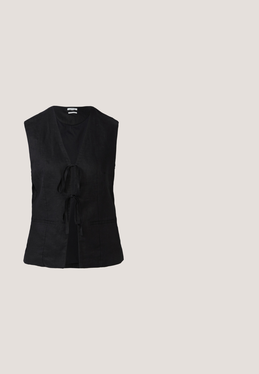 Zwarte mouwloze vest van linnen met een diepe V-hals, voor sluiting met strik en twee zijzakken. Gladde textuur met een minimalistisch ontwerp.; Zwart mouwloos tanktop met brede schouderbanden en een ronde halslijn, weergegeven op een witte achtergrond.; Zwarte knielange short met een wikkelontwerp en een zilveren knoopdetail aan de tailleband, met een zijzak aan de linkerkant.; Zwarte flip-flop sandaal met een verhoogde zool, gemaakt van rubbermateriaal. Kenmerkt zich door een teenband en een gestructureerde voetbed voor grip.; Zwarte tote bag met een geweven logo patroon in grijs. Heeft korte stoffen handvatten en een knoopsluiting. Rechthoekige vorm met een gestructureerd ontwerp.; Ring met een slangenontwerp in goudkleur, voorzien van dubbele banden. Heeft een gestructureerd design van de slangenkop en -staart aan beide uiteinden. Glad afgewerkt aan de gehele ring.