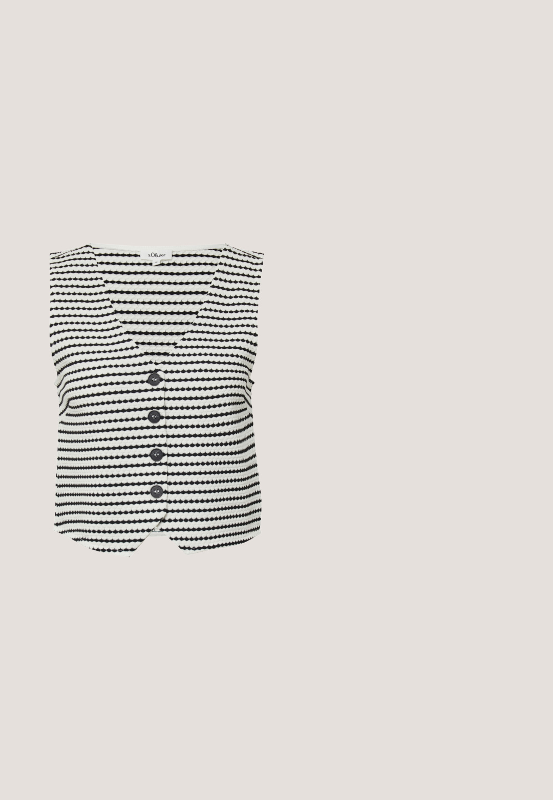Zwart-wit gestreepte mouwloze vest met een V-hals, voorzien van vier grote knopen en een gestructureerde stof. Ronde zoom met een iets getailleerde pasvorm.; Korte mouwen T-shirt in zwart-wit horizontale strepen, met een ronde hals en zachte stof met een comfortabele pasvorm.; Zwarte wijde broek met elastische tailleband en trekkoord, casual stijl, voorkant zichtbaar tegen een witte achtergrond.; Zwarte mesh ballerina's hebben een ronde neus, een dunne band met een gesp en een platte zool. De bovenkant heeft een geometrisch patroon voor ventilatie.; Zwarte ovale zonnebril met bruin getinte lenzen. Beschikt over dikke kunststof monturen en slanke, gebogen armen. Gladde textuur overal.; Zwart geweven tote tas met ronde handvatten, decoratieve bloemen en een afneembare bruine schouderriem.