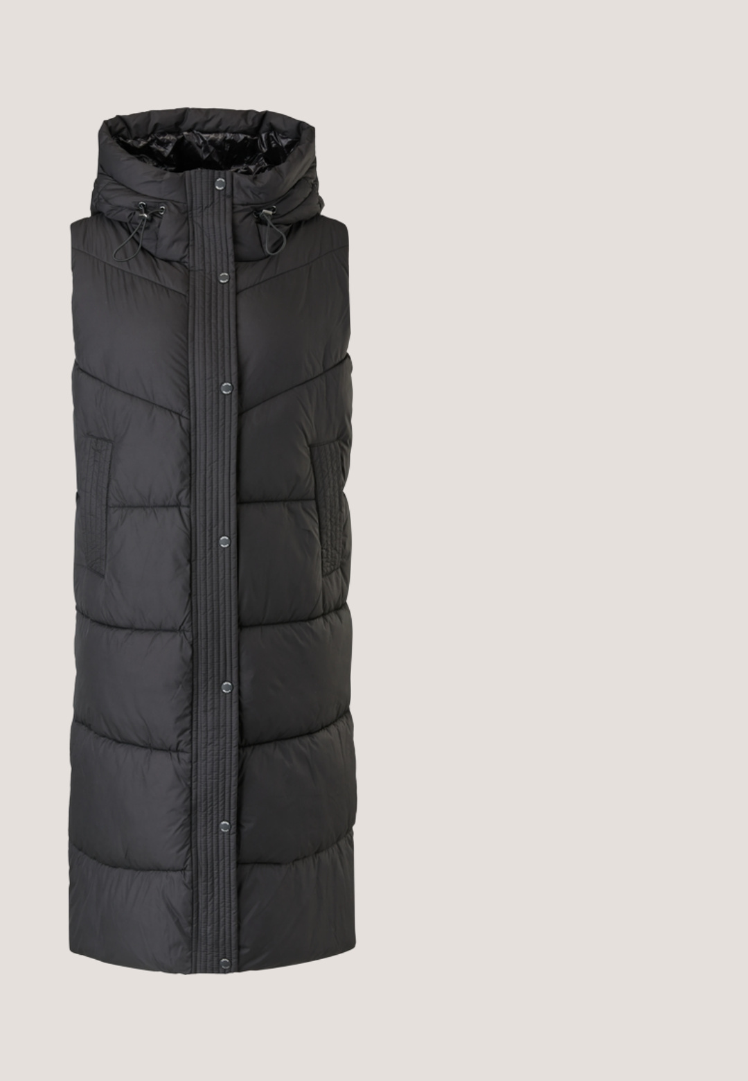s.Oliver Veste sans manches - black; Sweat à rayures avec des rayures horizontales noires et blanches, un capuchon à cordon de serrage et une doublure intérieure texturée. Présente des poignets et un ourlet côtelés.; Legging en cuir noir au design ajusté, texture lisse et taille haute. Les jambes s'effilent jusqu'à la cheville, sans quincaillerie visible.; Bottines à lacets en cuir noir avec finition texturée, bout arrondi et semelle en caoutchouc robuste. Caractérisées par un patch de marque sur la cheville.; Sac bandoulière en cuir noir avec fermeture éclair argentée et anneau métallique rond, doté d'un pompon et d'une sangle d'épaule ajustable.; Boucles d'oreilles en or en forme de fleur avec un centre noir ; présentent une inscription gravée autour du bord ; texture métallique lisse.