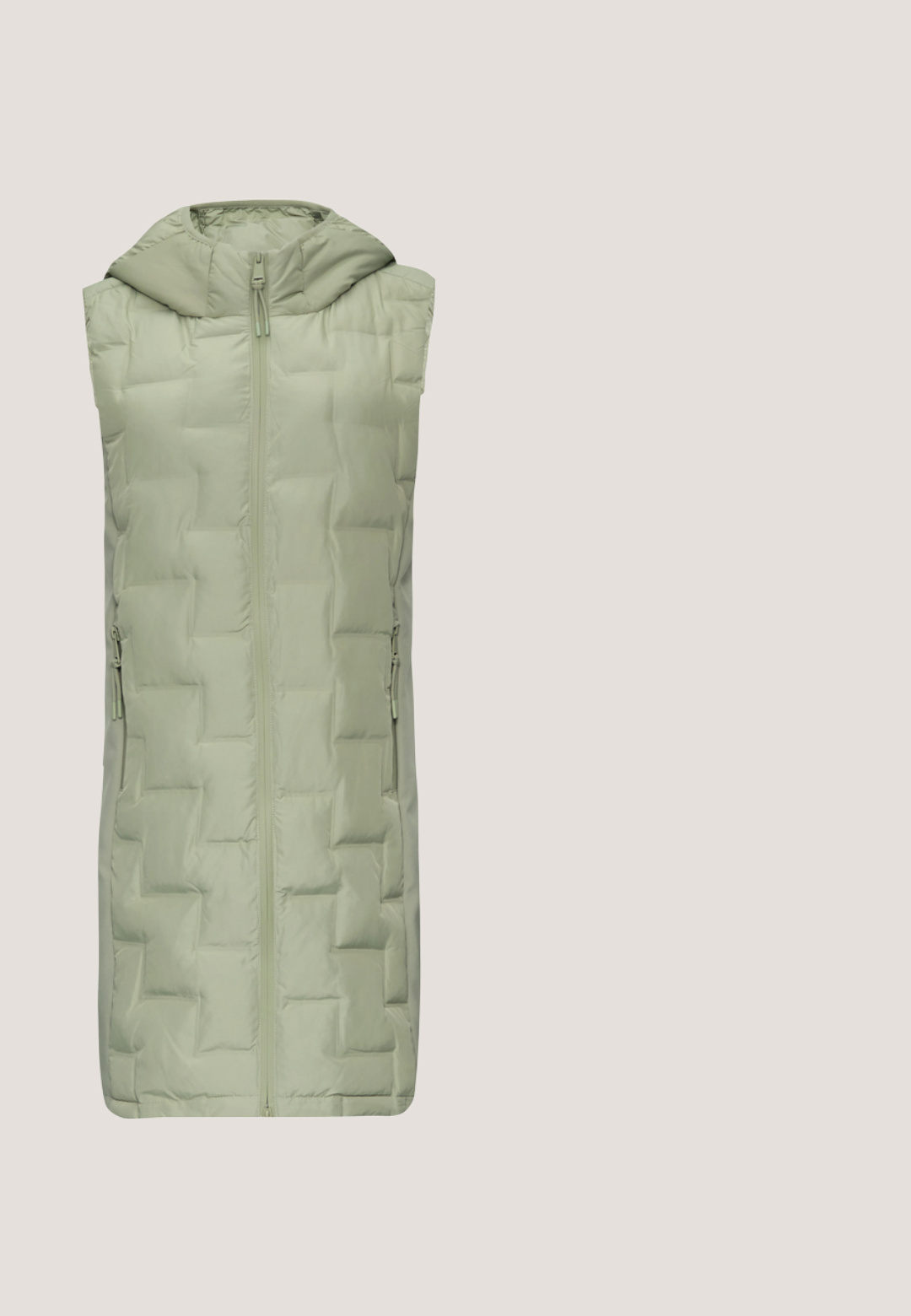 Ärmellose Steppweste in Hellgrün, mit Kapuze, gestepptem Design, vertikalen Reißverschlüssen an den Seiten und geradem Schnitt. Glatte Textur.; Hellgelbes Kapuzensweatshirt mit langen Ärmeln und beigen Kordeln, bedruckt mit "Gemacht für tägliche Abenteuer."; Langärmliges Hemd mit grünen und weißen horizontalen Streifen und rundem Ausschnitt vor weißem Hintergrund.; Hellgrüne, kurz geschnittene Hose mit weicher Textur, die über umgeschlagene Säume und Frontfalten verfügt, entworfen für Komfort und Freizeitkleidung.; Sneaker aus hellbeigem Leder und grünen Wildleder. Merkmale eine strukturierte beige Gummisohle und hellgrüne Schnürsenkel. Minimalistisches Design.; Tragetasche mit hellgrünen Trägern und großem blassgelbem Muster tropischer Blätter auf einem gedämpften grünen Hintergrund.