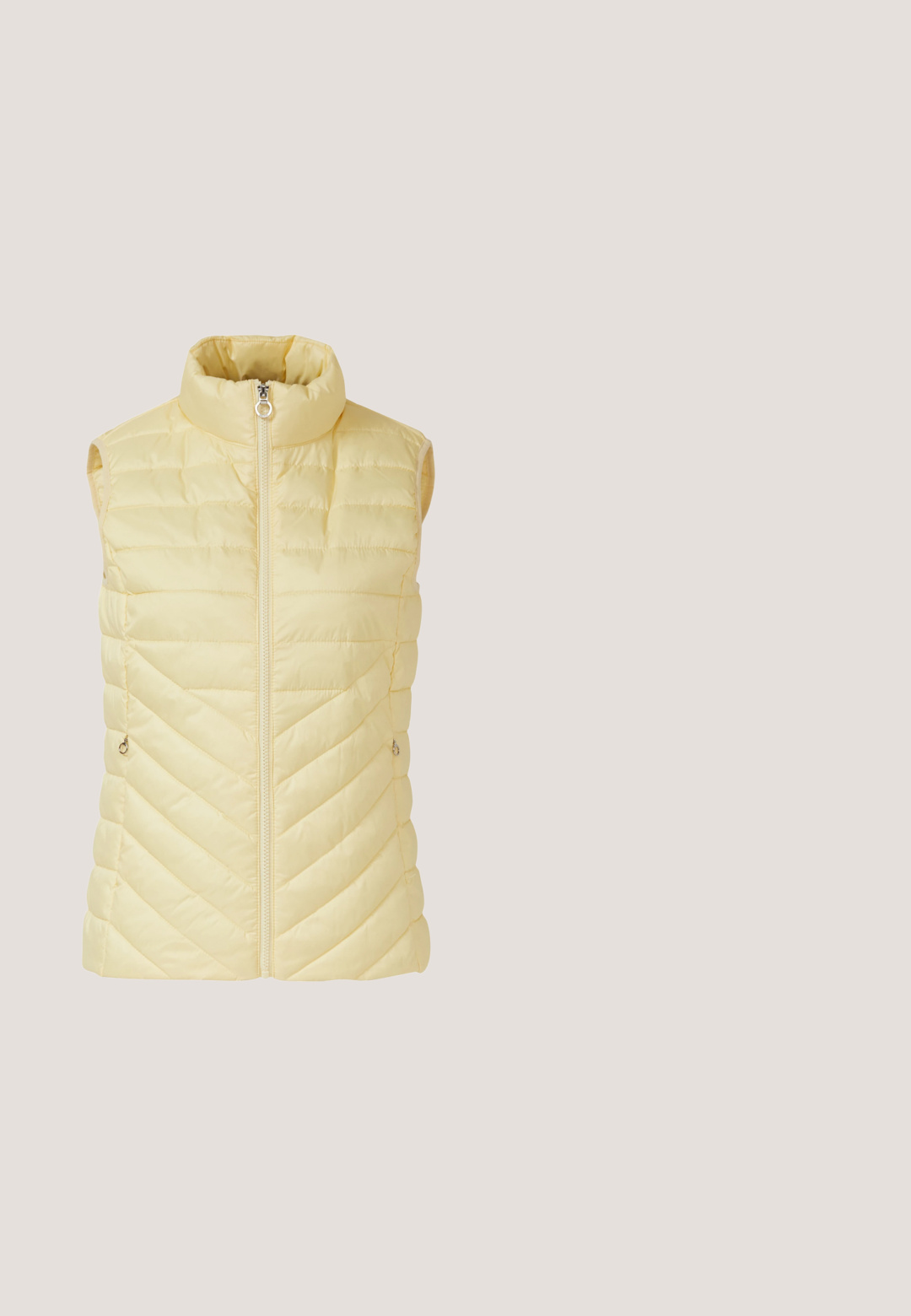 Chaleco amarillo acolchado sin mangas con cuello alto y cremallera frontal, con dos bolsillos laterales con cremallera y patrones de costura horizontales y diagonales.; Suéter de punto amarillo claro de manga corta con cuello redondo y puños y dobladillo acanalados, mostrado sobre un fondo blanco liso.; Pantalones cargo amarillos claros con un diseño de pierna recta, que incluyen bolsillos laterales y costuras en contraste a lo largo de las costuras. Material de algodón duradero.; Zapatillas beige con una parte superior de tejido texturizado, acentos de ante gris y una suela de goma amarilla; presentan bordes deshilachados y un logo en el lateral.; Bolso de hombro de nylon amarillo con un bolsillo frontal con cremallera, correa ajustable y un adorno desmontable con un personaje de dibujo animado. Textura suave.; Rosefield DUOTONE SWIRL HOOPS - Pendientes - Gold-coloured