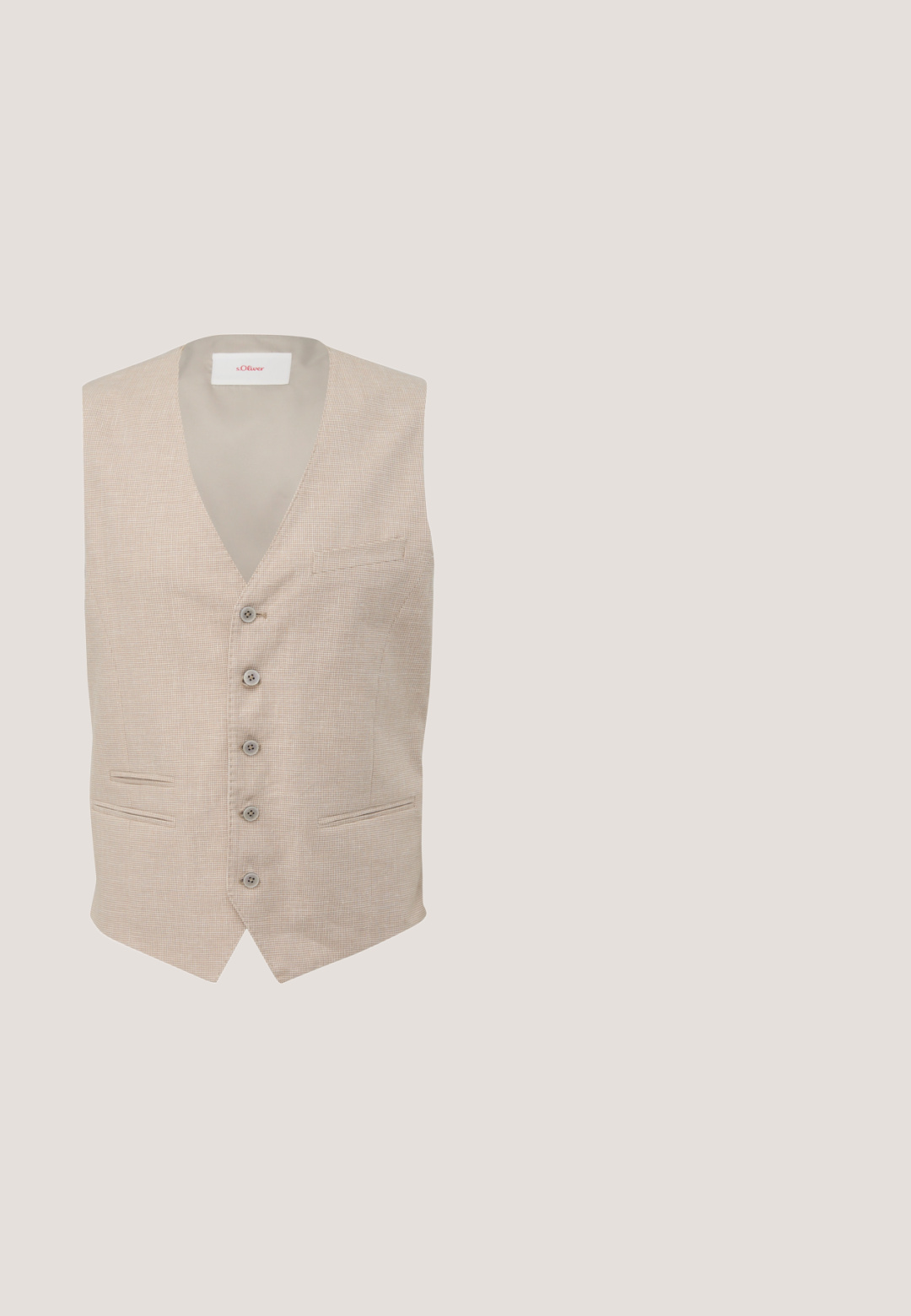 s.Oliver Gilet de costume - sandstein; Chemise blanche à manches longues en tissu léger, avec un col pointu, des boutons sur le devant et des poignets à un bouton. Texture subtile visible.; Pantalon léger en lin blanc avec une taille élastique et un cordon de serrage. Conception à jambe droite avec une texture lisse et sans motifs notables.; Scarosso Espadrilles - beige  suede; Trousse de toilette en cuir marron avec texture tissée, forme rectangulaire, fermeture éclair argentée et une poignée latérale pour un transport facile.; Ceinture en tissu marron tressé avec boucle métallique argentée et passant en cuir sur fond blanc.