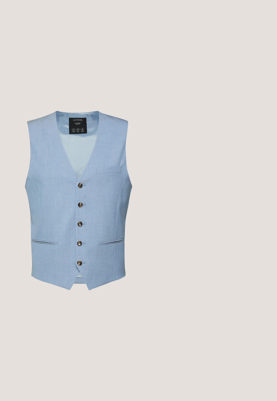Hellblaues, maßgeschneidertes Herrenweste mit fünf braunen Knöpfen, zwei Seitentaschen und einer Brusttasche, ärmellos mit V-Ausschnitt.; Kurzarmhemd in Hellblau mit einem Blumen- und Blattmuster in Dunkelblau. Hat eine Knopfleiste und einen klassischen Kragen.; Schwarze knielange Shorts mit umgeschlagenen Säumen, Knopfverschluss, Gürtelschlaufen und flachem Vorderdesign auf einfachem weißem Hintergrund.; Navy Slip-On-Schuhe mit atmungsaktivem Mesh-Obermaterial, weißer Gummisohle, braunen Akzenten und gestickten Details entlang der Kanten.; WITTCHEN OFFICE COLLECTION - Aktentasche - dark blue; Woven blauer Gürtel mit schwarzen Lederakzenten, ausgestattet mit einer Metallschnalle. Das Design umfasst ein strukturiertes Zopfmuster für Flexibilität.