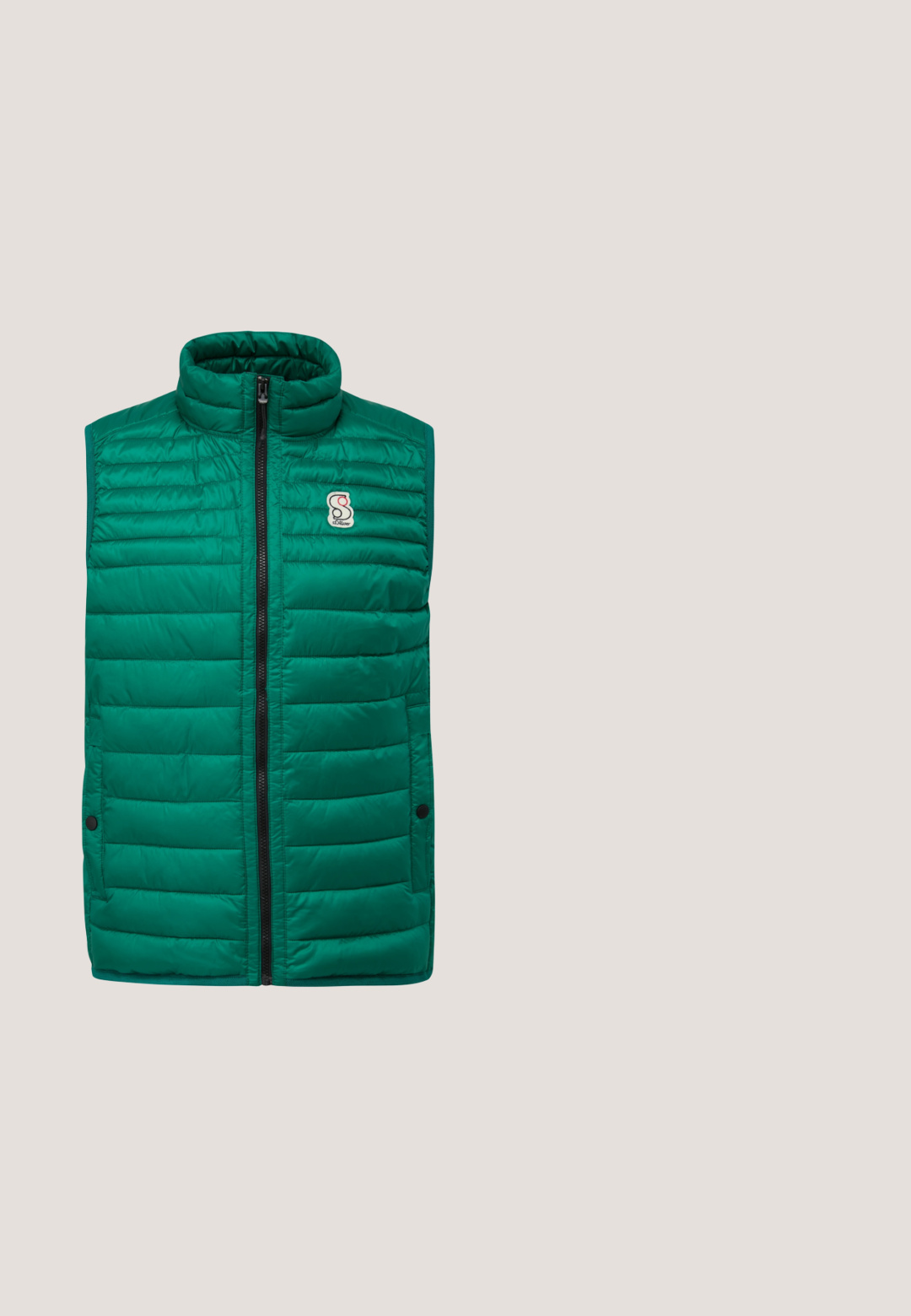 Grüne gepolsterte Weste mit hohem Kragen, Frontreißverschluss und horizontalem Steppmuster. Verfügt über ein Logo-Patch und Druckknopf-Akzenten.; Grüner Kapuzenpullover mit Kängurutasche vorne, Kordelzugkapuze und kleinem weißem Logopatch auf der linken Brust.; Grünes T-Shirt mit kurzen Ärmeln und Rundhalsausschnitt, mit einem kleinen gestickten Schild-Logo auf der linken Brust und einem gestreiften inneren Kragen.; Dunkelblaue Chinos aus weichem Baumwollstoff, mit einem Knopf- und Reißverschluss, zwei Vordertaschen und einem geraden BeinDesign.; Grüne Sportsneaker mit weißen Schnürsenkeln, aus Wildleder und Stoffmaterialien, mit roten, weißen und schwarzen Streifen und Gummisohlen.; Rechteckiges olivgrünes Täschchen mit hellgelbem Reißverschluss vorne und schwarzem Markenlogo, das zentriert über der Tasche angebracht ist.