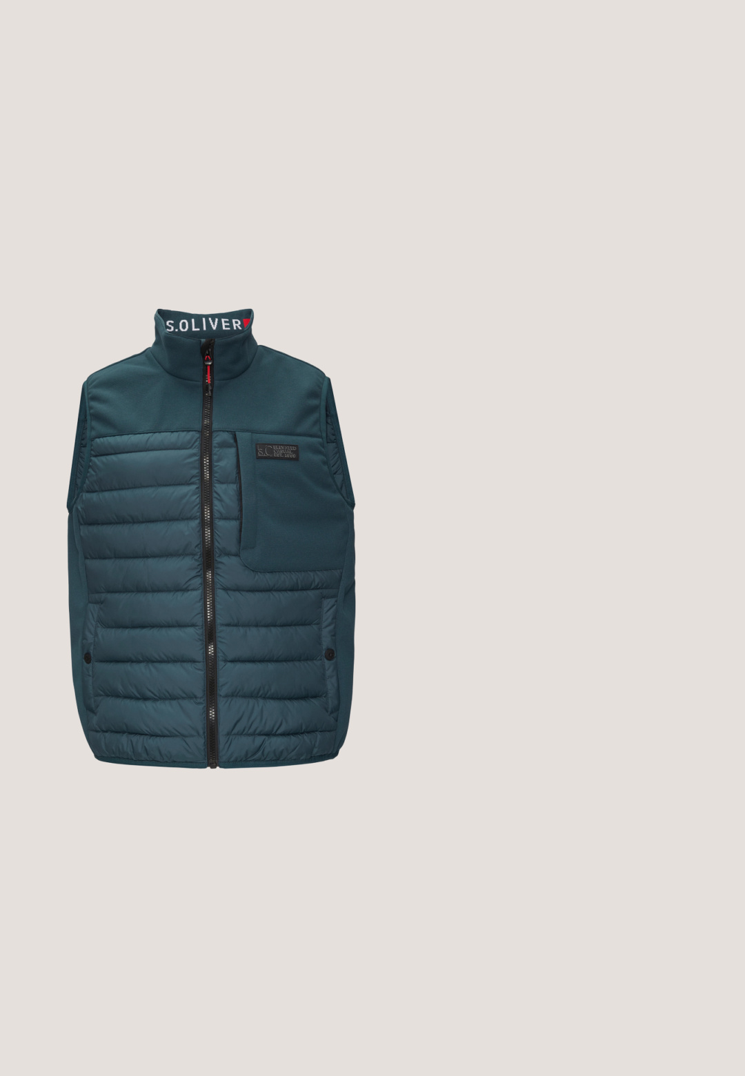 Padded ärmellose Weste in dunklem Teal mit hohem Kragen, Frontreißverschluss und einer Seitentasche mit einem Markenlogo-Patch. Strukturierte Stoffakzente.; Marineblaue Kapuzenjacke aus weichem Stoff, mit einer Kapuze mit Kordelzug, langen Ärmeln, gerippten Bündchen und einem dezenten Logo auf der Vorderseite.; Hellblaues T-Shirt mit kurzen Ärmeln und Rundhalsausschnitt, leicht strukturierte Oberfläche und kleines gesticktes Logo auf der linken Brust.; Dunkelblaue Denim-Jeans mit geradem Bein, ausgestattet mit fünf Taschen, einem Knopfverschluss und dezentem Verblassen an den Oberschenkeln.; Sneaker mit einem beigen und marineblauen Design, ausgestattet mit einem Obermaterial aus strukturiertem Stoff, gepolstertem Schaft, kontrastierender weißer Sohle und einem dezenten Branding-Detail.; Piquadro Umhängetasche - blue