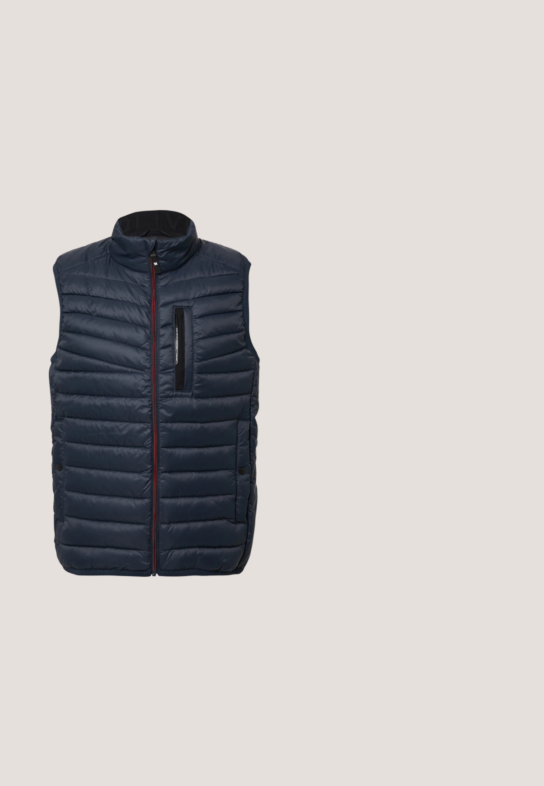 Marineblauwe gewatteerde vest met hoge kraag, voor rits en een ritszak op de borst. Kenmerkt zich door een contrasterende rode rits en platte stiksels.; Marineblauwe hoodie met een voorklepzak, borstpatch met het label "TOM TAILOR", capuchon met trekkoord en ribbelmanchetten. Soepele stoftextuur.; Witte stof met een gladde textuur, met zachte plooien en een subtiele glans. Het materiaal lijkt lichtgewicht en veelzijdig voor verschillende toepassingen.; Donkerblauwe denim jeans met een rechte pijp, vijf zakken, subtiele vervaging, contrasterende stiksels en een knoopsluiting in de taille.; Marineblauwe sportschoen met mesh bovenwerk, witte zool, zwarte loopzool en "Tom Tailor" logo op de hielkap.; Grijze textielen schoudertas met een gestructureerd oppervlak, verstelbare zwarte strap en gegraveerd "Porsche Design" logo op de voorkant.