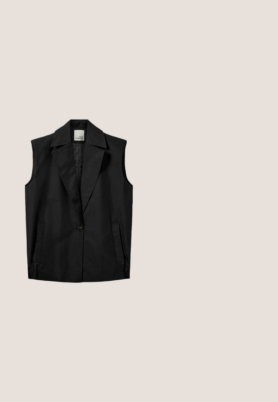 Blazer negro sin mangas con solapas anchas, cierre de un solo botón y bolsillos laterales, colocado plano sobre un fondo blanco.; Blusa negra sin hombros hecha de una tela suave. Presenta un detalle retorcido en el escote y una silueta ajustada.; Pantalones negros de pierna ancha con cintura elástica y cordón, ajuste holgado y tejido suave.; Sandalia plana negra con puntera abierta, tira en T con cuentas y cordones para atar alrededor del tobillo sobre fondo blanco.; Bolso de mano rectangular negro de cuero con dos asas largas y cierre superior con cremallera, mostrado sobre un fondo blanco.; Pulsera de cuentas negras con cuentas redondas brillantes de tamaño gradual y cierre ajustable de cadena plateada sobre un fondo blanco.