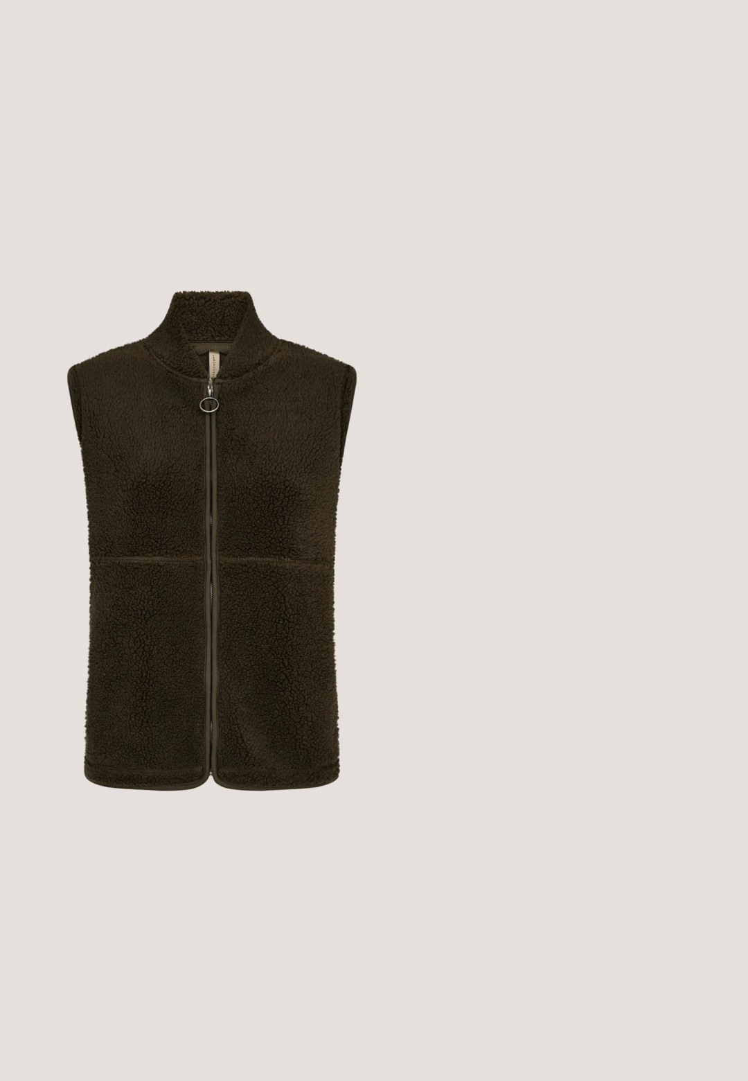 Σκούφο καφέ fleece γιλέκο χωρίς μανίκια με ψηλό γιακά και μπροστινό φερμουάρ με στρογγυλή μεταλλική ταινία.; Κρεμ πουλόβερ με μακριά μανίκια, φαρδιά μανίκια και λαιμόκοψη καραβάκι, απλό χωρίς σχέδια ή στολίδια.; Μπεζ δερμάτινο παντελόνι με φαρδιά μπατζάκια, μπροστινές τσέπες, θηλιές για ζώνη και κλείσιμο με κουμπί, με ελαφρώς κοντό μήκος.; Καφέ σουέτ μποτάκια αστραγάλου με υφασμάτινη μαύρη καουτσούκ σόλα, διαθέτοντας στρογγυλή μύτη, δέσιμο μπροστά και ελάχιστες λεπτομέρειες ραφής.; Καφέ γυαλιά ηλίου σχήματος γάτας με σκούρους φακούς και λεπτούς βραχίονες, με διακριτικό κείμενο μάρκας στον βραχίονα, με φόντο λευκό.; Καφέ σουέντ τσάντα χεριού με υφή από καφέ δερμάτινη ζώνη και ασημένια αγκράφα. Διαθέτει διπλούς ιμάντες και μια μικρή ταυτότητα με σήμα.