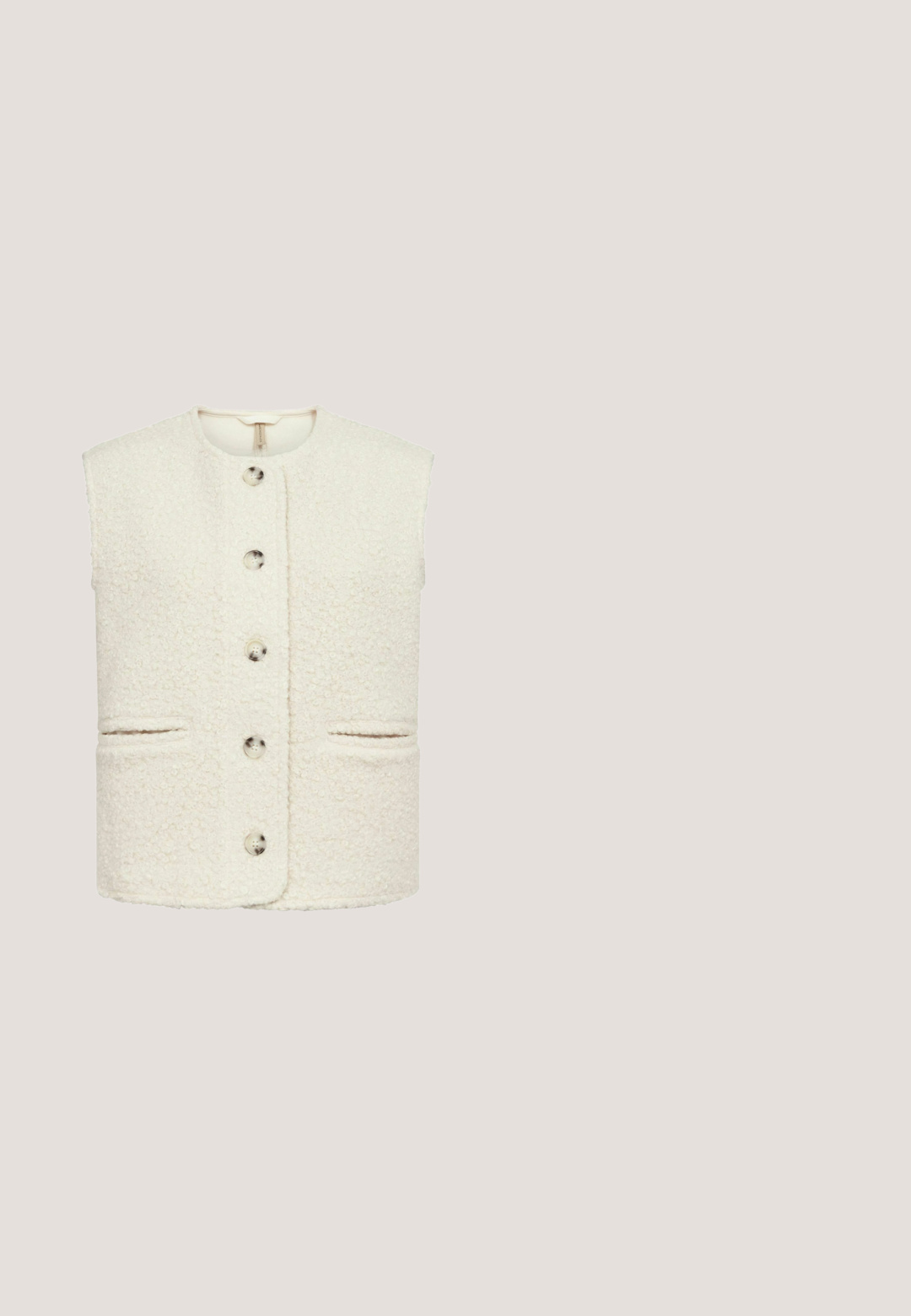 Mouwloze crèmekleurige gestructureerde gilet met ronde halslijn, vijf knopen aan de voorkant en twee verticale zakken ter hoogte van de taille.; Witte pullover met ronde hals, voorzien van textuurdetails van kleine beige vlekken die gelijkmatig over de stof zijn verdeeld.; Witte langemouwen shirt van gladde stof, met een puntcollar, knoopsluiting aan de voorkant en geplooide details op de schouders.; Crème-kleurige straight-leg broeken met een subtiel verticaal streepjespatroon, een textuurstof en een platte tailleband.; Beige suède sneaker met een mesh paneel met een geometrisch patroon, gesloten met twee klittenbandsluitingen, en een rubberen zool. Witte accenten op de hiel.; Rechthoekige witte leren clutch met een klep aan de voorkant en goudkleurige zijringen voor een optionele band.