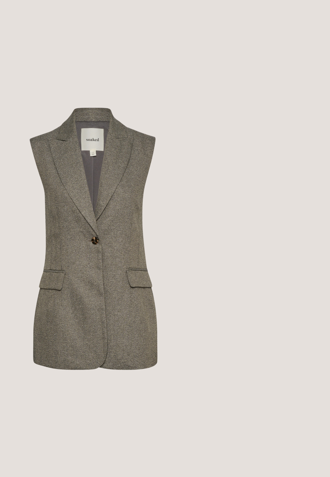 Mouwloze grijze blazer met een gestructureerd patroon, sluiting met één knop en twee voorzakken. Voering met een klassieke kraagontwerp.; Olijf groene, lichte top met een ronde halslijn en driekwart mouwen. Heeft een relaxte fit en een zachte, licht gestructureerde stof.; Second Female JUN  - Broek - trench coat; Bruine stoffen enkellaars met een puntige neus, een aansluitend ontwerp en een slanke hak. Heeft een gladde textuur en minimale naden.; Olijfgroene leren draagtas met dunne schouderbanden en een klein rond gouden decoratief hangertje aan een leren koord.; Een paar gepolijste gouden manchetknopen met op elk twee verbonden ronde bolletjes, weergegeven op een witte achtergrond.