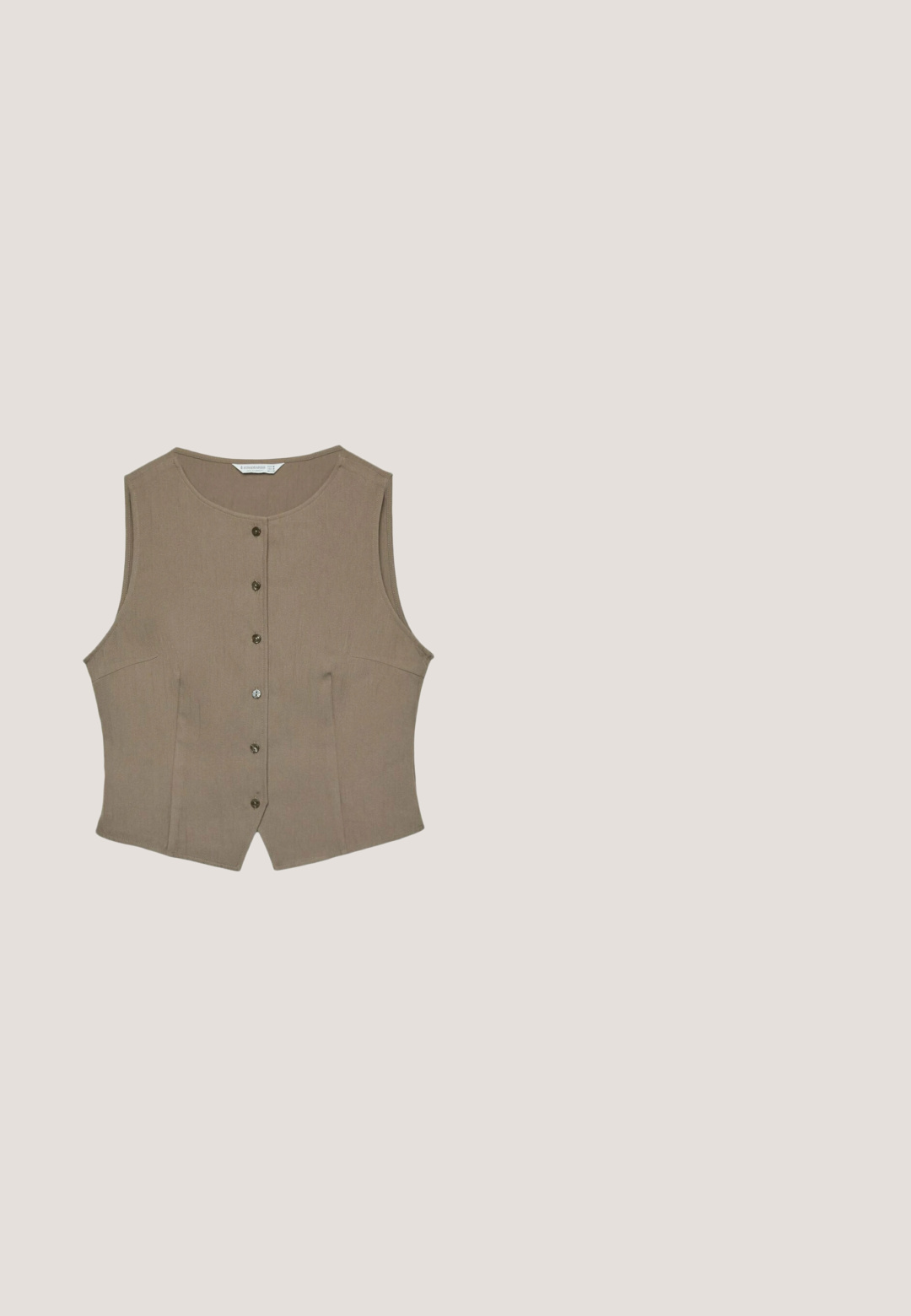 Blouse sans manches marron avec un col rond, cinq boutons sur le devant et une silhouette ajustée. Fabriquée en tissu lisse avec une texture subtile.; Crop top marron à col halter avec bonnets triangulaires, bordure en dentelle et liens de fermeture au niveau du cou et au centre devant.; Ceinture de pantalon en tissu de lin beige avec un cordon de serrage noué, centré en haut.; Sandale plate marron type slide avec brides croisées en daim et semelle fine, vue de côté sur fond blanc.; Lunettes de soleil rectangulaires en écaille de tortue avec verres à dégradé marron foncé et branches légèrement courbées, présentées de face sur fond blanc.; Petit sac à main marron foncé couvert de rangées denses de perles avec une anse bouclée et un design frangé et texturé.
