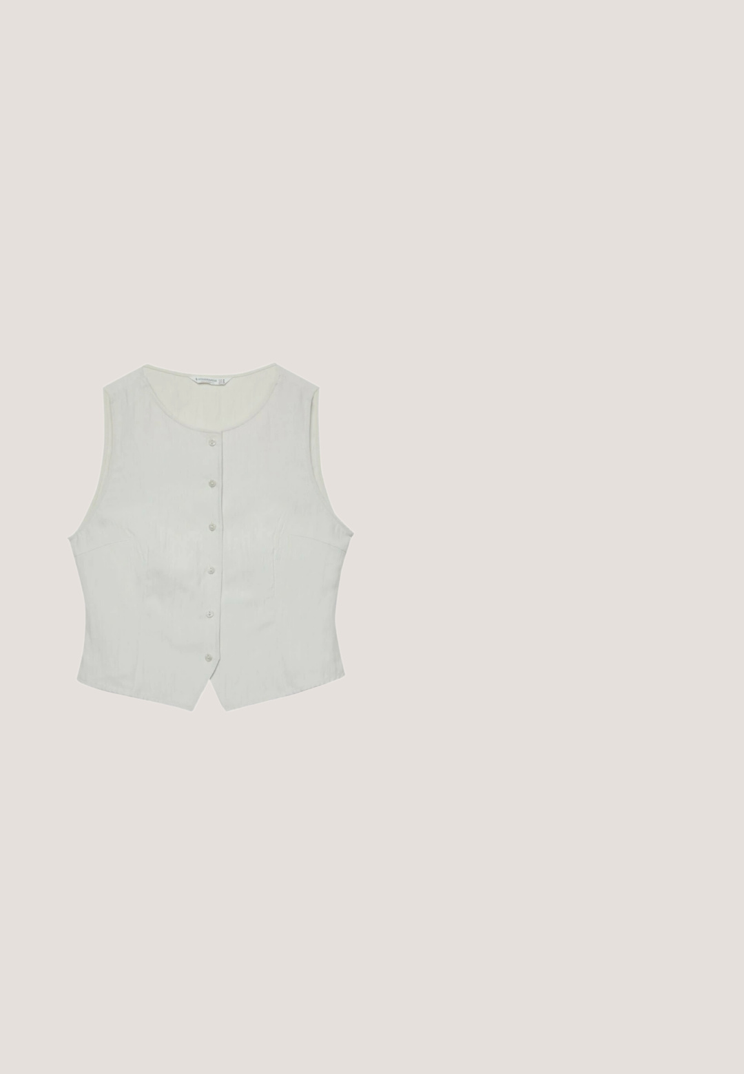 Haut sans manches gris clair avec un col rond, doté d'une fermeture à boutons à l'avant et d'une coupe ajustée. Fabriqué dans un tissu lisse, il possède des poches latérales discrètes.; Gilet sans manches en maille blanche avec une texture côtelée et une délicate bordure en dentelle à l'ourlet.; Pantalons larges en lin léger couleur blanc cassé. Avec deux poches latérales, une coupe décontractée et des plis à l'avant pour apporter de la structure.; Sandale plate en cuir marron avec trois larges brides sur le dessus du pied et une semelle noire fine, sur fond blanc.; Lunettes de soleil carrées avec verres foncés et montures translucides couleur ambre brun, présentées de face sur un fond blanc.; Sac à main tissé marron en matière tricotée texturée, avec une forme arrondie, des accents en cuir et un haut froncé pour un accès facile.