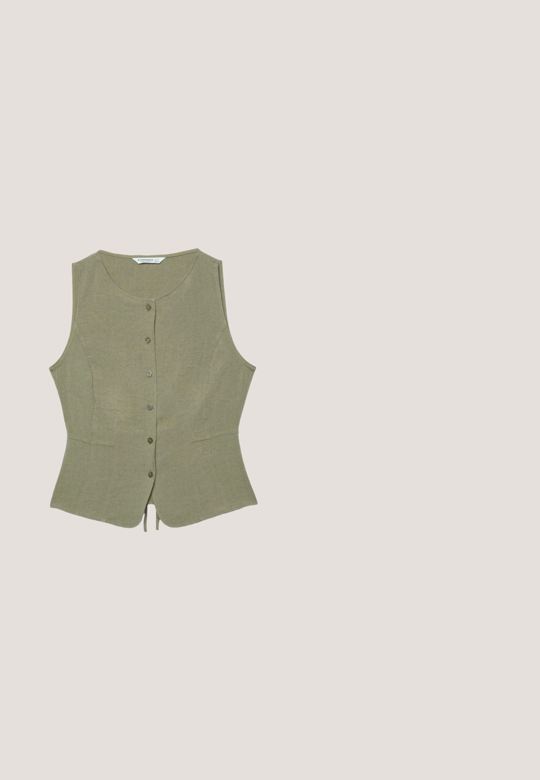 Veste sans manches verte olive à boutons, avec un décolleté arrondi et un ourlet légèrement évasé, présentée à plat sur fond blanc.; Crop top vert citron crocheté avec fines bretelles et un ourlet festonné décoratif avec des motifs ajourés.; Boxers de couleur claire avec des rayures verticales marron et blanches et une ceinture élastique avec une petite étiquette à l’avant.; Mule en daim vert olive à enfiler, avec bout fermé arrondi et semelle noire plate, vue de côté sur fond blanc.; Lunettes de soleil écaille de tortue avec verres verts, design angulaire, larges montures et ligne de sourcils prononcée. Fini texturé ajoutant de la profondeur.; Sac cabas tissé vert foncé avec deux poignées d'épaule et une base rectangulaire, conçu pour transporter des effets personnels.
