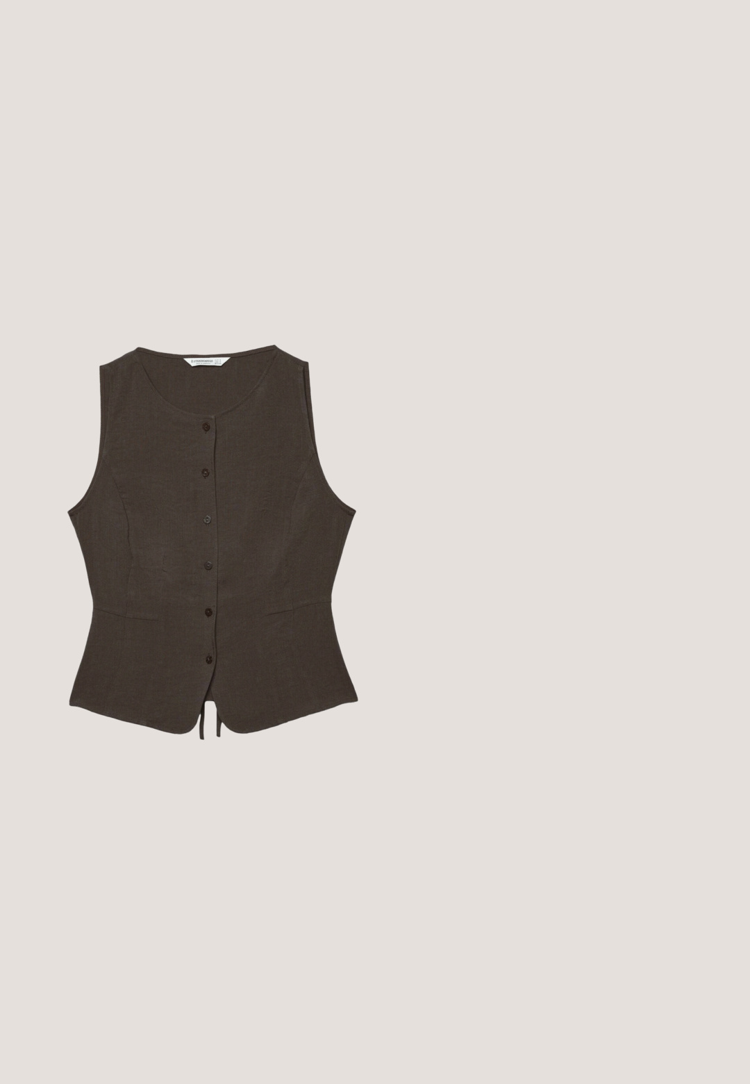 Gilet sans manches marron foncé à boutons, avec un col rond et un ourlet légèrement évasé, en tissu léger.; Blouse marron à manches courtes avec un profond décolleté en V, fermeture à boutons à l'avant, taille froncée, lignes verticales texturées et bordure à volants le long de l'encolure et de l'ourlet.; Pantalon large marron foncé à taille haute, fermeture par bouton et passants pour ceinture, présenté sur un fond blanc.; Sabots en velours côtelé vert olive clair avec une semelle en liège et en caoutchouc moulée. Dispose d'une sangle latérale avec une boucle en métal et d'un bout arrondi.; Lunettes de soleil en écaille de tortue avec des montures rectangulaires, des verres marron et des branches texturées. Présente le logo de la marque gravé sur la branche.; Sac fourre-tout marron avec un motif léopard foncé et une poche avant, doté de deux poignées arrondies pour le transport.