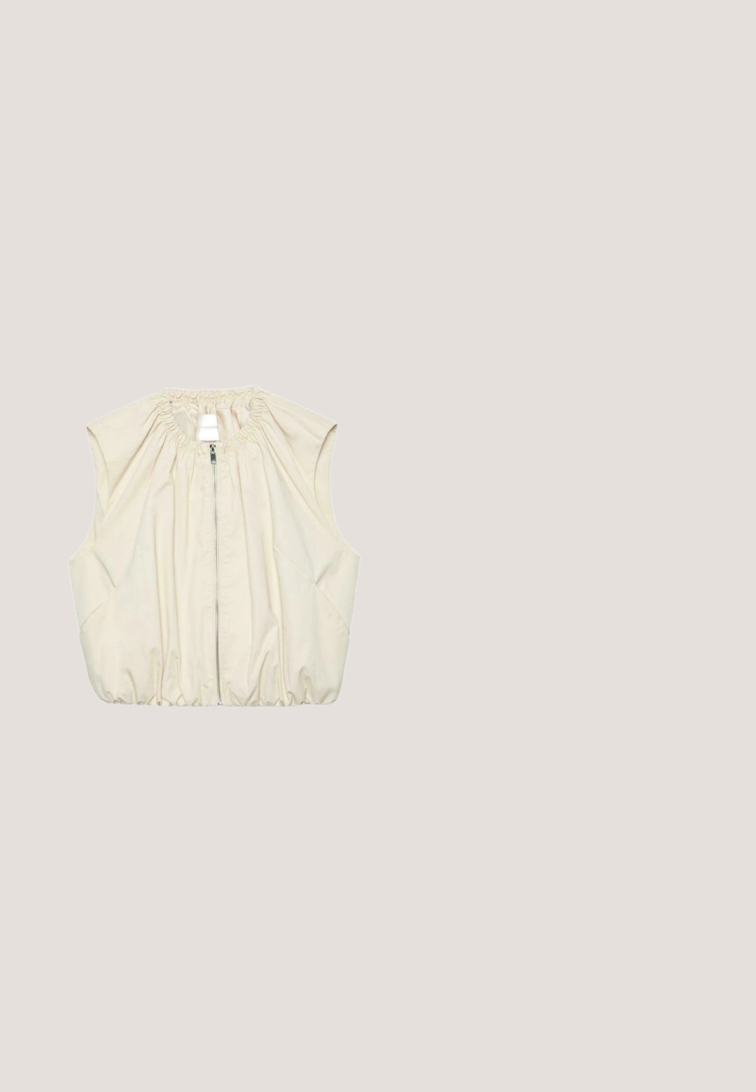 Gilet beige sans manches avec fermeture éclair devant, col et ourlet froncés élastiques, en tissu léger, posé à plat sur fond blanc.; Top blanc à paillettes, col tour de cou, profond décolleté en V, à nouer au cou et à la taille, sans manches, coupe ample et motif subtil à rayures verticales.; Pantalon ample de couleur crème avec petits pois noirs, taille à cordon et liens réglables aux ourlets des chevilles.; Sandale à enfiler avec semelle beige et bride en tissu jaune ornée de fleurs en tissu et de petites perles décoratives.; Lunettes de soleil à monture rectangulaire blanche avec des verres à dégradé sombre, vues de face sur un fond blanc.; Sac à épaule en tissu couleur crème avec broderie florale à œillets et une seule bandoulière souple.