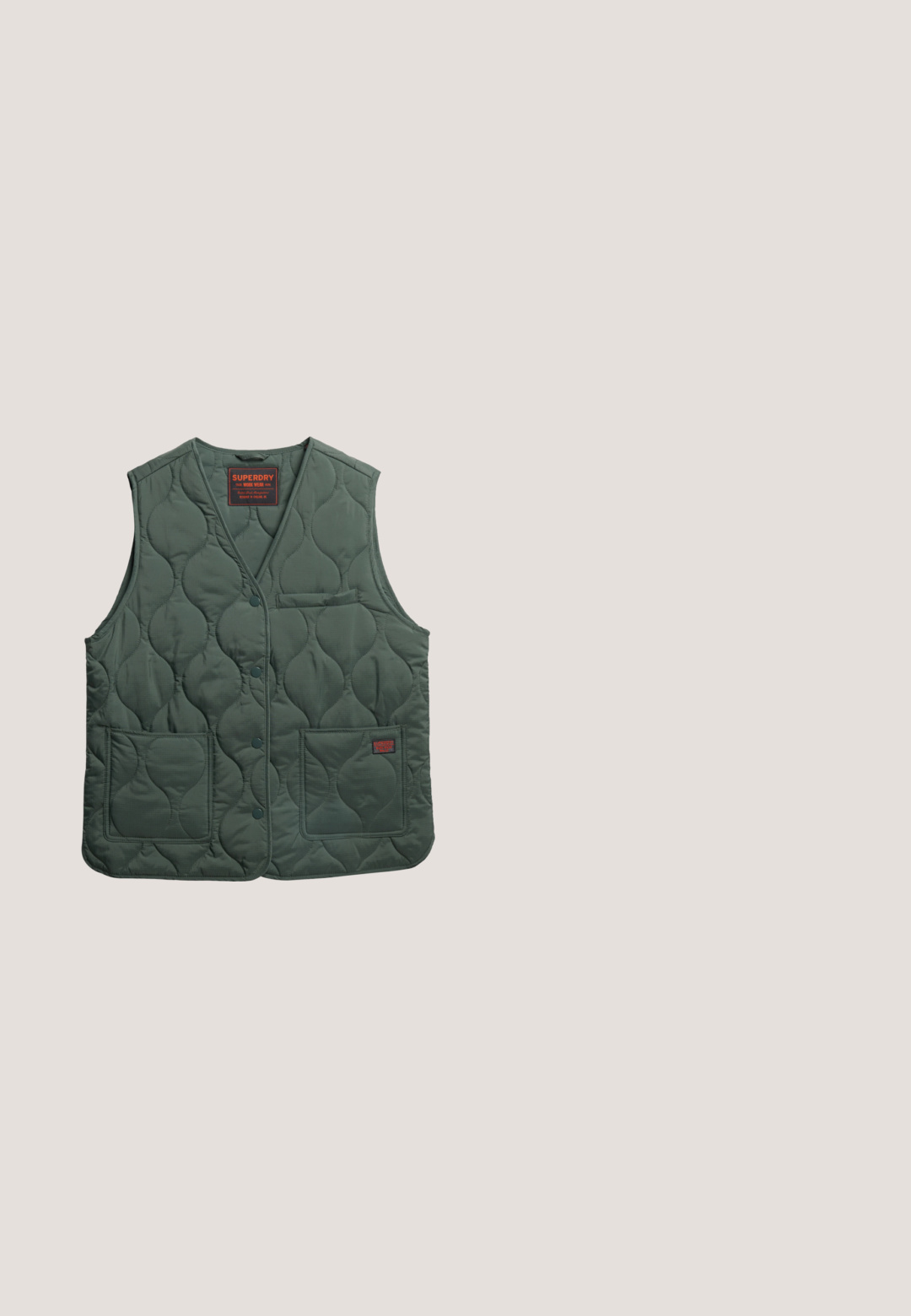 Chaleco verde acolchado con escote en V, cierre de botones, dos bolsillos frontales y una etiqueta de marca. Fabricado con un tejido ligero y de textura suave.; Top de manga larga a rayas verdes y blancas con cuello redondo y corte recto. Tejido suave y texturizado, con rayas horizontales distribuidas uniformemente.; Pantalones de mezcla de algodón color caqui con cintura elástica, que presentan dos bolsillos de parche frontales, un ajuste relajado y una textura suave.; Zapatilla deportiva de ante verde y oliva con cordones rosas, suela beige, lengüeta en el talón y "natural world" impreso en el lateral.; Gafas de sol verdes con montura ovalada, lentes oscuras tintadas y varillas delgadas, mostradas con un ligero ángulo sobre un fondo blanco.; Bolso de hombro de ante verde oliva con forma suave y redondeada y correa ancha, mostrado sobre fondo blanco.