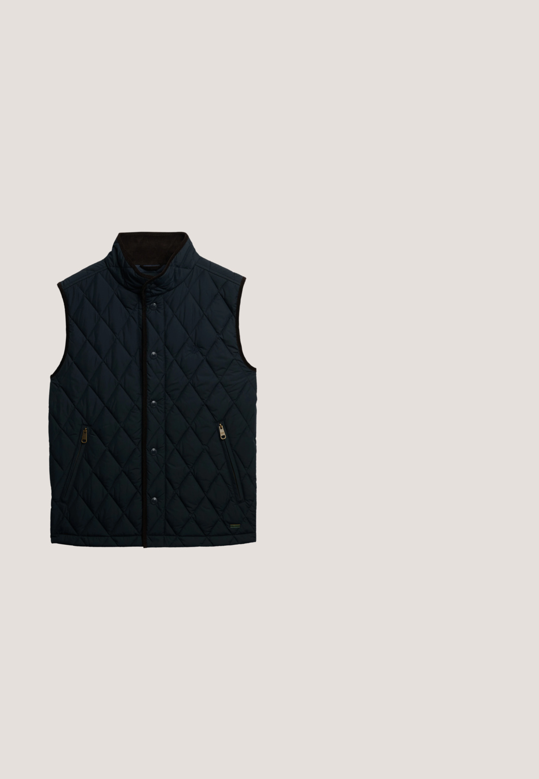 Chaleco negro acolchado con cuello alto, bolsillos laterales con cremallera, botones a presión y ribete marrón contrastante. Textura ligera y suave.; Sudadera con capucha verde, hecha de una tela suave, que presenta un bolsillo tipo canguro, puños acanalados y capucha ajustable con cordón. Logo simple en el pecho.; Polo de manga larga en azul claro con un cuello en contraste de color marino. Material de algodón, con un pequeño logo en el lado izquierdo del pecho. Corte clásico.; Vaqueros de pierna recta de color azul oscuro hechos de mezclilla. Tienen bolsillos frontales y cierre de cremallera, con un sutil desgaste y detalles de costura en la cintura.; Zapatilla deportiva para hombre en azul marino y blanco con cordones blancos, puntera perforada, detalle de rayas en el lateral y acento de marca en el panel lateral.; Bolso de mensajero de cuero en azul oscuro, con forma rectangular, correa de hombro ajustable, bolsillo frontal y superficie texturizada.