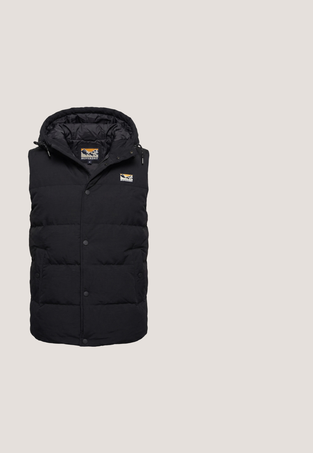 Chaleco negro acolchado sin mangas con capucha, botones a presión en la parte delantera, bolsillos laterales y un parche con el logo de Superdry en el pecho y dentro del cuello.; Sudadera negra de algodón, con un gran logo azul de "Superdry." en el frente, un bolsillo delantero y capucha con cordones.; Camiseta de algodón negra con un gran logo gris "SUPERDRY" y texto de estilo vintage. Manga corta y cuello redondo con un ajuste relajado.; Pantalones deportivos negros ajustados con cintura elástica, bolsillos laterales y puños acanalados en los tobillos, diseñados para uso casual.; Replay EPIC HIGH - Zapatillas - black; Riñonera negra con bolsillo delantero, tiradores de cremallera plateados, correa ajustable y parche con el logo "Replay" en el centro delantero.