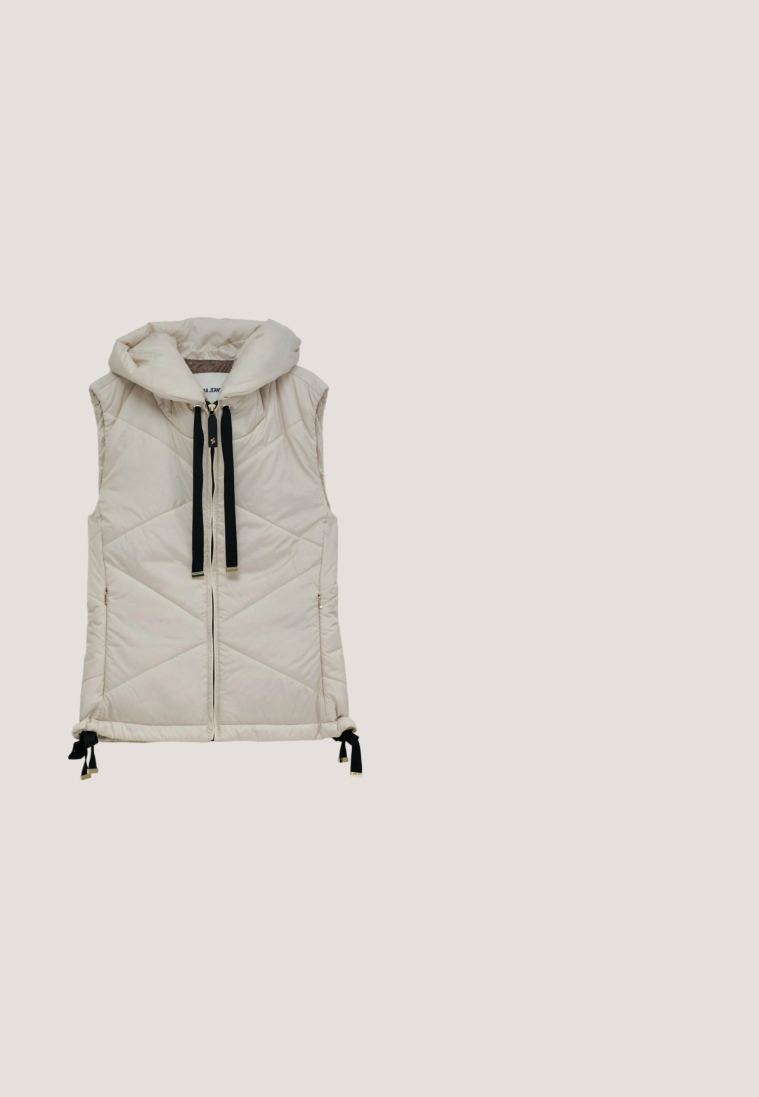 Beige gesteppte ärmellose Pufferweste mit hohem Kragen, schwarzen Kordeln und Frontreißverschluss vor einem schlichten Hintergrund.; Guess Sweatshirt - crema; Braune Hose mit weißem Allover-Muster, weißem Kordelzug, gestreiftem elastischem Bund, Seitentaschen und einem "GUESS"-Logo auf dem vorderen rechten Oberschenkel.; Weißer Sneaker mit glitzerndem goldfarbenem Akzent, strukturiertem Stoff, perforierten Bereichen, metallischer Ferse und dicker, gemusterter Gummisohle.; Quadratische übergroße Sonnenbrille mit durchscheinend rosa Rahmen und verlaufenden dunklen Gläsern, schräg auf weißem Hintergrund.; Weiße Designertasche mit gemusterter Oberfläche, goldener Kettenriemen und einem zentralen goldenen Verschluss mit "G" Logo.