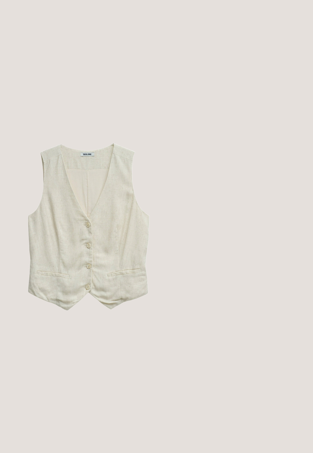 Beige ærmeløs vest med V-hals, fire knapper foran, to forlommer med slidser og et subtilt struktureret stof.; Ærmeløs cremefarvet ribbet tanktop med hæklede blomsterapplikationer nær højre skulder og venstre talje, mærket Next.; Vide benbukser i et let materiale, der har en off-white bund med store rustfarvede bladmønstre og en glat tekstur.; Flettet tanfarvet lædersandal med to justerbare remme med spænder i guldfarve, flad sål og glat tekstur.; Rektangulære skildpadde-solbriller med brune tonede linser og en tyk ramme.; Rektangulær lys brun vævet håndtaske med to lange glatte håndtag og et åbent gittermønster over hele taskens krop.