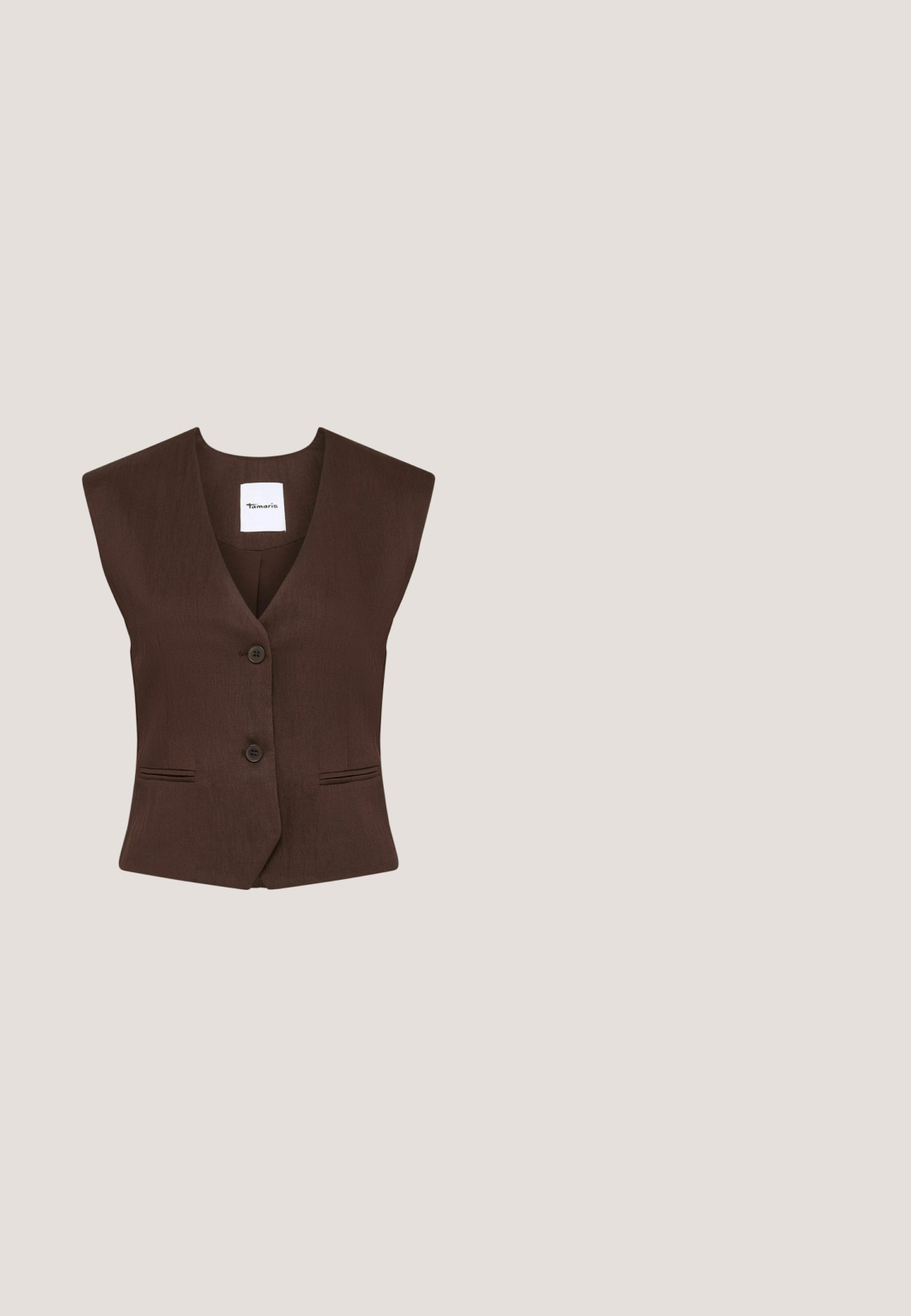 Brun vest uden ærmer med knapper, to forlommer med kant og V-hals.; Beige striktrøje med trekvartlange ærmer og bred rund halsudskæring, med en diskret ribkant forneden og ved ærmekanterne.; Mørkebrune bukser med brede ben, med midtalje og bæltestropper, vist fladt uden synlige lukningsdetaljer.; Bianco Kitten heels BIAKRISTIN - Pumps - burgundy; Rektangulære solbriller med mørkebrune tonede linser og tynd stel i skildpaddeprint, vist forfra på en hvid baggrund.; Mørkebrun ruskindshåndtaske med to afrundede håndtag og en matchende kvast, der hænger fra et håndtag mod hvid baggrund.
