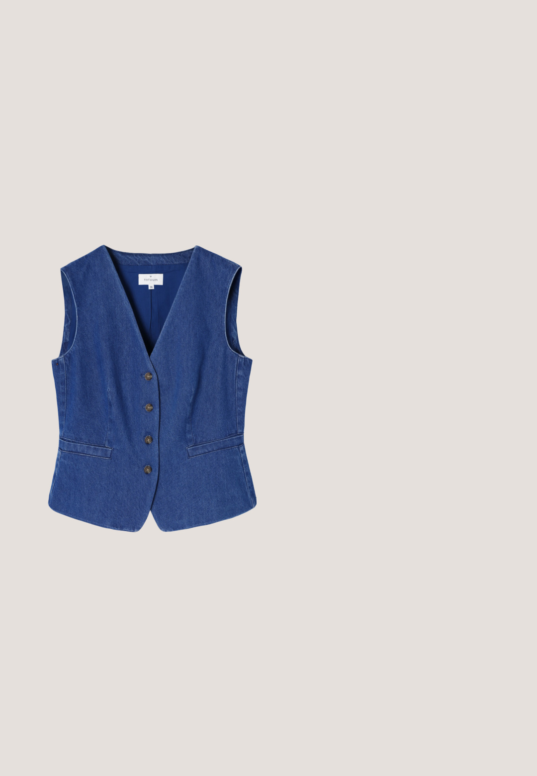 Gilet en denim bleu foncé, avec un col en V, cinq boutons marron, deux poches frontales et une coupe ajustée sans manches.; Haut sans manches bleu clair avec un large col carré et des côtés froncés, en tissu doux et extensible.; Pantalon blanc à jambes larges avec une taille haute élastique, une coupe décontractée et un tissu lisse.; Mule lavande à bout ouvert avec petit talon et nœud décoratif sur la partie supérieure, vue de profil sur fond blanc.; Lunettes de soleil ovales étroites noires avec des verres teintés bleus et le logo "vogue" sur la branche, reposant sur une surface gris clair.; Sac à épaule bleu clair en matériau texturé, présentant un motif en losange et une anse courbée. Fermeture zippée sur le dessus.