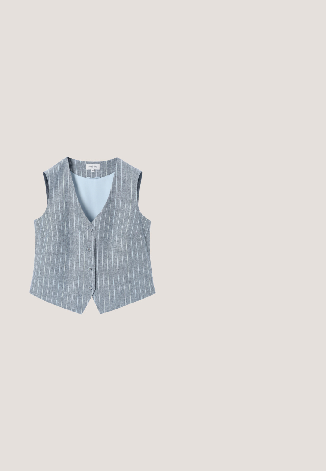 Veste grise sans manches avec des rayures verticales blanches fines et quatre boutons sur le devant, taille 36, de la marque Totuum.; Blouse blanche à manches courtes avec fines rayures verticales bleues, boutonnée devant et détail froncé sous le col.; Pantalon large bleu clair avec taille élastique et cordon ajustable, présentant de fines rayures blanches verticales.; Baskets en daim bleu clair avec des accents blancs et bleu foncé, semelle beige et lacets blancs sur fond blanc.; Lunettes de soleil blanches avec une finition mate, verres ovales dégradés du violet clair au violet foncé, comportant un logo sur la branche.; Sac fourre-tout en tissu rayé verticalement bleu et blanc avec deux bretelles assorties.