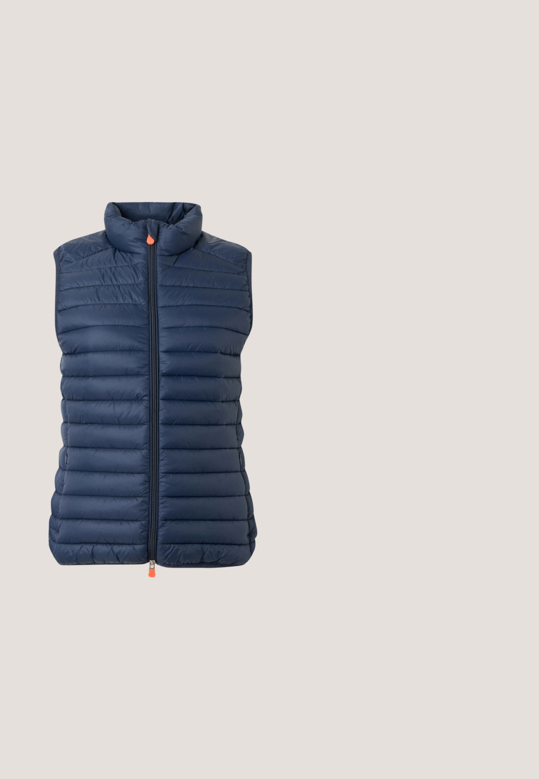 Gilet sans manches matelassé bleu marine avec col montant et fermeture éclair à l'avant, équipé de tirettes orange.; T-shirt jaune à manches courtes avec col rond et petit logo Polo Ralph Lauren bleu foncé sur la poitrine gauche.; Jean en denim bleu foncé à taille haute et jambes larges, avec poches avant et arrière, fermeture à bouton et coutures visibles.; Baskets en daim marron avec lacets blancs, logo blanc sur le côté et languette blanche au talon, montrées de profil sur un fond uni.; Grand sac cabas bleu foncé avec bandoulière réglable et petit logo cheval doré au centre en bas.; Boucles d'oreilles créoles en écaille de tortue avec une finition brillante, des éléments en métal doré et un design à double couche pour une dimension supplémentaire.