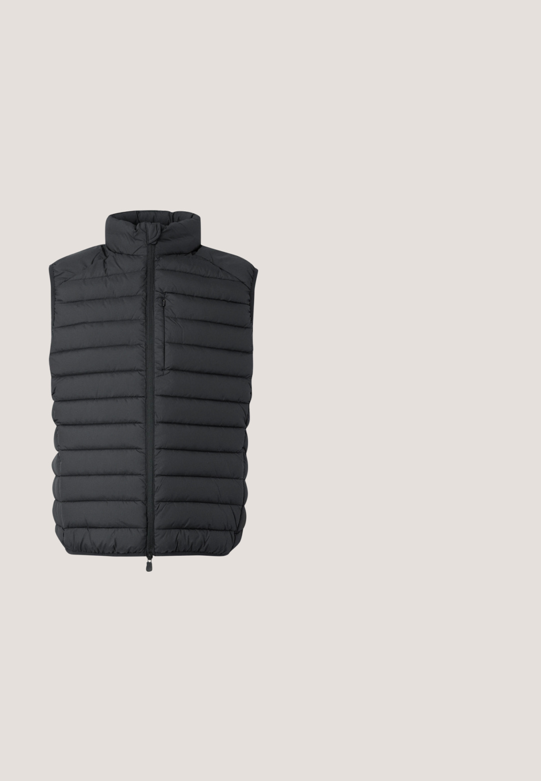 Schwarze gepolsterte Weste mit hohem Kragen, Frontreißverschluss und einer Brusttasche. Verfügt über horizontale Nähte für Textur und Isolierung.; Graues Sweatshirt mit langen Ärmeln und Rundhalsausschnitt, mit gerippten Bündchen und Saum, dezentes, geprägtes "HUGO"-Logo auf der Brust.; Schwarzes kurzärmliges T-Shirt aus Baumwolle mit Rundhalsausschnitt und lockerer Passform. Sanfte Textur, keine Muster oder sichtbaren Logos.; Graue mittelhohe Jeans mit geradem Bein, aufgehellter Vorderseite, Knopfverschluss, Gürtelschlaufen und Fünf-Taschen-Design.; Schwarze Ledersneaker mit strukturiertem Finish, runder Zehenform, Schnürdesign und einer massiven schwarzen Gummisohle. Minimale Markenpräsentation an der Seite.; Schwarze Lederaktentasche mit zwei Griffen, abnehmbarem Schulterriemen und Reißverschluss oben, vor einem schlichten hellen Hintergrund.