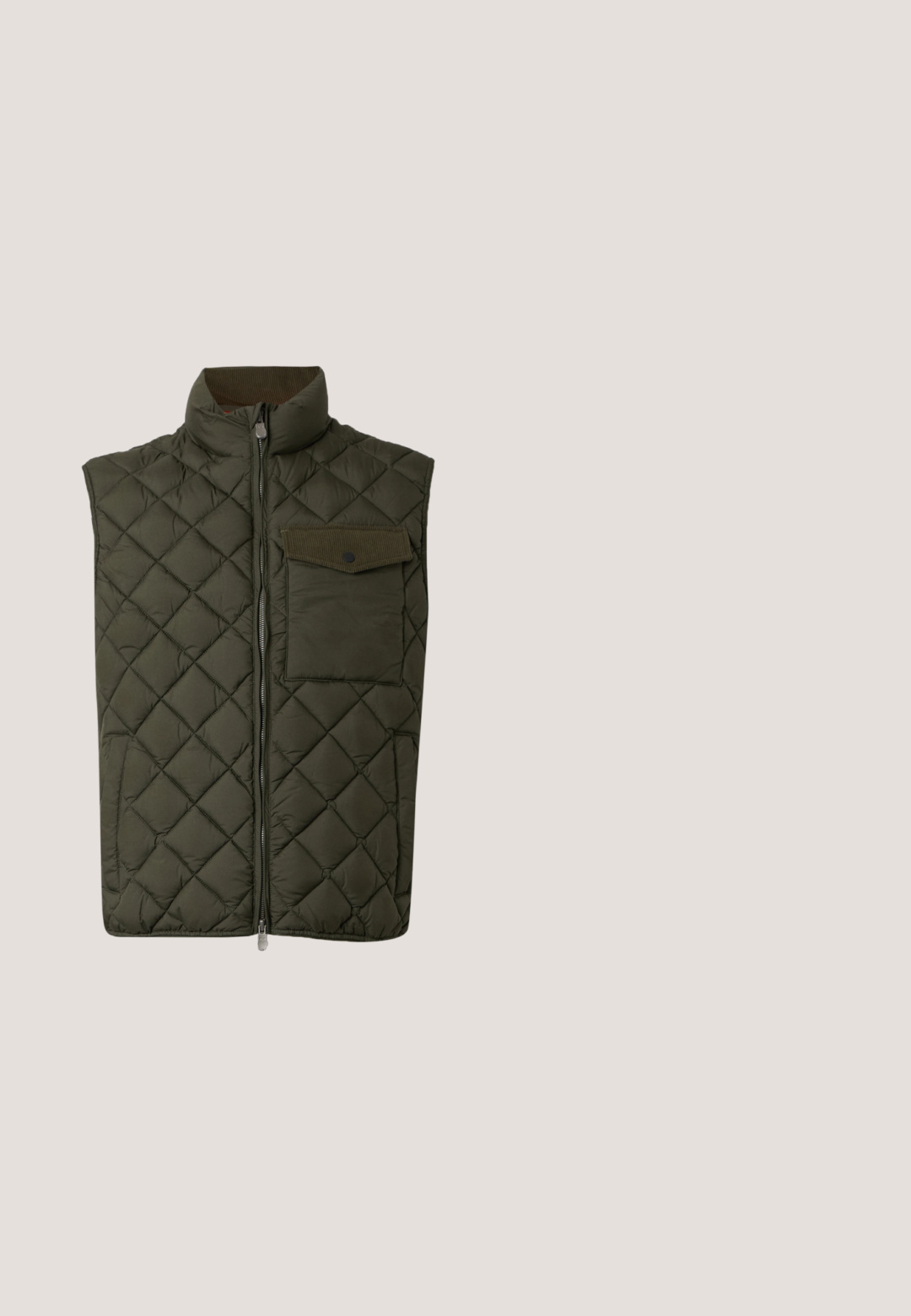 Quiltet mørkegrøn ærmeløs vest med lynlås foran og en klaplomme på venstre side.; Langærmet grå crewneck-sweatshirt med EA7 Emporio Armani-logo i hvid på brystet, ribstrikkede manchetter og kant.; Knap-up skjorte i mørkebrun, med spids krave, lange ærmer, enkelt brystlomme og en struktureret stof.; Sorte joggingbukser med snøre i taljen, sidelommer, detaljer med cargolomme og synlige sømmer. Blødt stof med en afslappet pasform.; Sorte suede slip-on sneakers med hvid gummisål, der har en glat overflade og subtil branding på siden. Klassisk design og struktur.; Sort rektangulær crossbody-taske med front lynlåslomme, justerbar rem og sølv rektangulært logo mærke på ensfarvet baggrund.