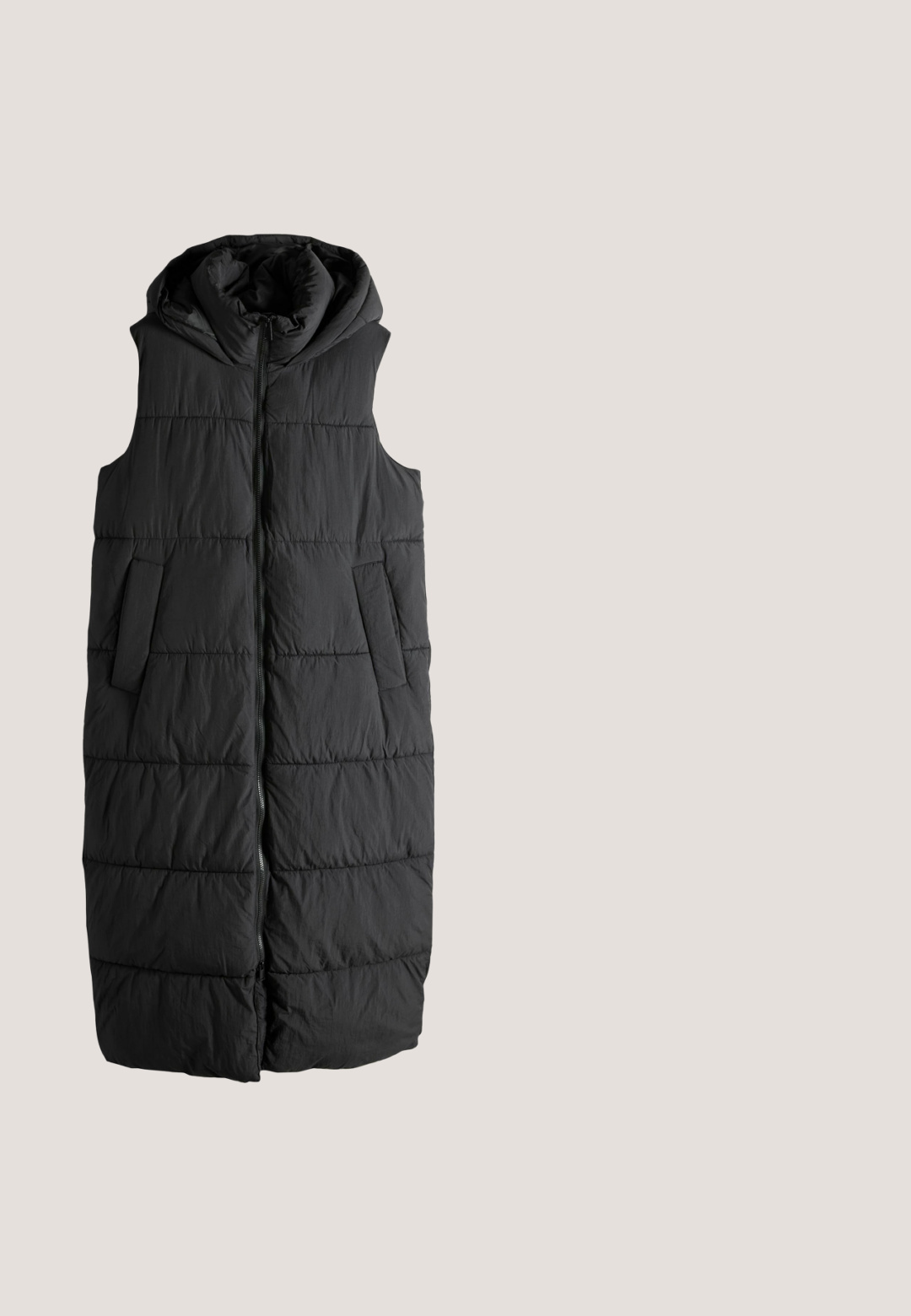 Sort hættetrøje-lang vest med quiltet design, to frontlommer og fuld lynlås. Blødt, letvægtsstof med en tekstureret overflade.; Hvid fleece-pullover med sorte hjerte-mønstre i skitse-stil og kort lynlås foran, med lange ærmer og høj krave.; Sort stof med en blød, tekstureret overflade, der viser subtile bølger og folder, hvilket indikerer et let og fleksibelt materiale.; Sorte højtaljede sømløse leggings med en bred talje, designet til en tætsiddende og behagelig pasform.; Sorte høj-top sneakers lavet af ruskind og mesh, med velcro-remme, en glat overflade og en struktureret gummisål for godt greb.; Sort quiltet mulepose med polstret håndtag og diskret bølgesyning, med en lille "GOT BAG"-logo nær bunden i midten.