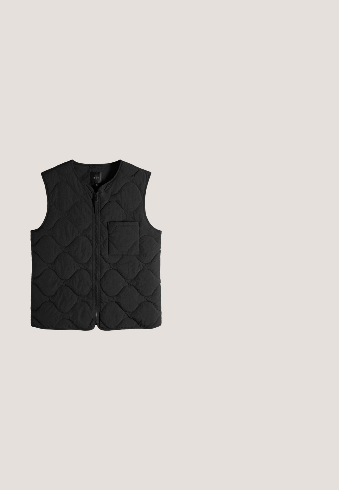 Sort ærmeløs quiltet vest med frontlynlås og firkantet brystlomme, lagt fladt på hvid baggrund.; Sort langærmet pullover med høj krave og kort lynlås foran, elastiske manchetter og kant, vist på en hvid baggrund.; Camo T-shirt i forskellige nuancer af grå og blå, lavet af blødt stof, med en klassisk crew neck og korte ærmer, med et flydende mønster.; Sorte joggingbukser lavet af blødt stof, med elastisk taljebånd med snøre, lodrette sømme og en afslappet pasform.; Sort lav-top sneaker med tekstureret læder, snørebånd, polstret krave og gummisål vist fra ydersiden på hvid baggrund.; Sort duffel taske med to håndtag, en forreste lynlåslomme og en justerbar skulderrem på hvid baggrund.