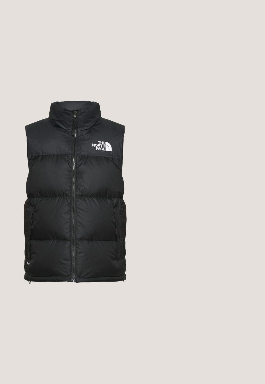 Sort polstret vest med høj krave, lynlåslukning og sidelommer. Udsmykket med The North Faces hvide logo på brystet.; Sort sweatshirts med halv lynlås, kængurulomme, ribstrikkede manchetter og kant samt lille "A C W" logo på brystet.; Sort langærmet skjorte med høj krave, lavet af tekstureret stof. Har grå sidepaneler og "NIKE TECH" logo over brystet.; Sorte cargo-bukser lavet af letvægtsstof. Funktioner inkluderer lynlås-lomme på siden og en struktureret detalje på låret. Skræddersyet pasform.; Sorte sneakers har en blanding af læder og mesh-materialer, en tekstureret gummisål, fremtrædende perforeringer og mønstrede snørebånd med numeriske accenter.; Sort firkantet crossbody taske med justerbar skulderrem, frontlomme med lynlås og lille syet logopatch i nederste højre hjørne.