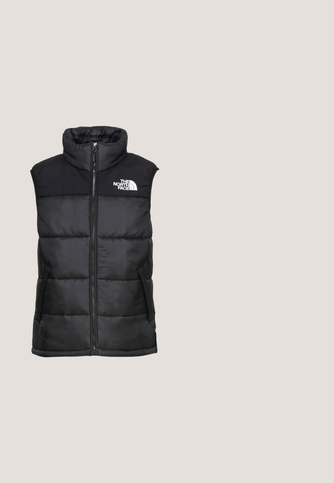 Zwarte mouwloze puffer vest met een hoge kraag, frontale rits en twee zijzakken. Heeft een logo aan de bovenkant aan de linkerkant.; Zwarte sweater van katoen, met een ronde hals, lange mouwen en een klein wit Nike-logo aan de bovenkant van de linkerborst.; Zwart Nike T-shirt met korte mouwen en ronde hals, met een klein rood-wit Nike-logo op de linkerborst.; Zwarte sweatpants van zacht stof met een elastische tailleband, trekkoord en een klein Nike-logo op de linker bovenbeen.; Zwart-gouden Nike hardloopschoen met een gestructureerde bovenkant en patroonveters, zwevend boven een ruwe betonnen ondergrond en trappen.; Zwarte messengertas met klepsluiting en gestructureerd voorvak, verstelbare schouderriem en minimalistisch design op een effen achtergrond.