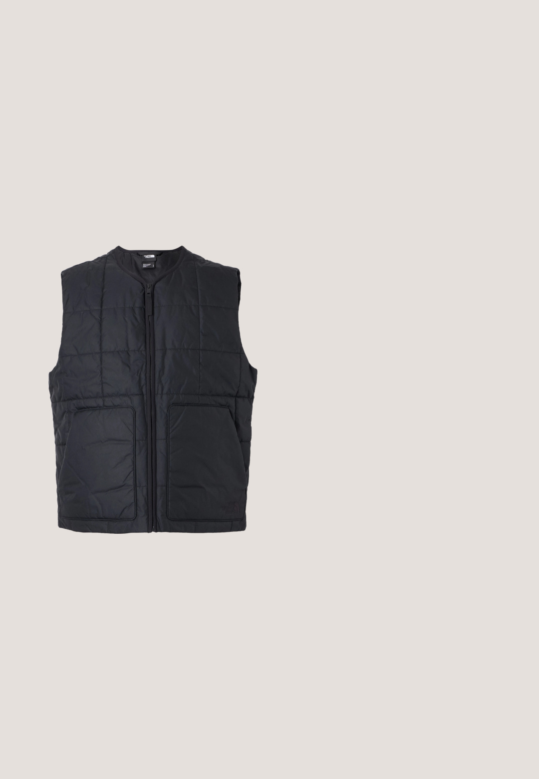 Chaleco negro acolchado sin mangas con cremallera frontal y dos bolsillos grandes, con el logo de The North Face en el bolsillo inferior derecho.; Jersey negro de cuello en V con el logotipo blanco de "Ellesse" en el pecho y franjas blancas en el cuello, los puños y el dobladillo.; Camiseta negra de manga corta de Kappa con el logotipo ovalado "Racing Club" en el lado superior izquierdo del pecho y cuello redondo.; Pantalones jogger con cintura elástica negra y puños elásticos, corte recto y sin adornos visibles, mostrados sobre un fondo claro.; Zapatilla deportiva negra y gris con paneles de malla, diseño de cordones, suela gruesa y un pequeño logo de cocodrilo en el costado.; Bolso de hombro Lacoste negro con forma curva, correa ajustable y logo de cocodrilo blanco en relieve sobre el nombre de la marca en la parte delantera.