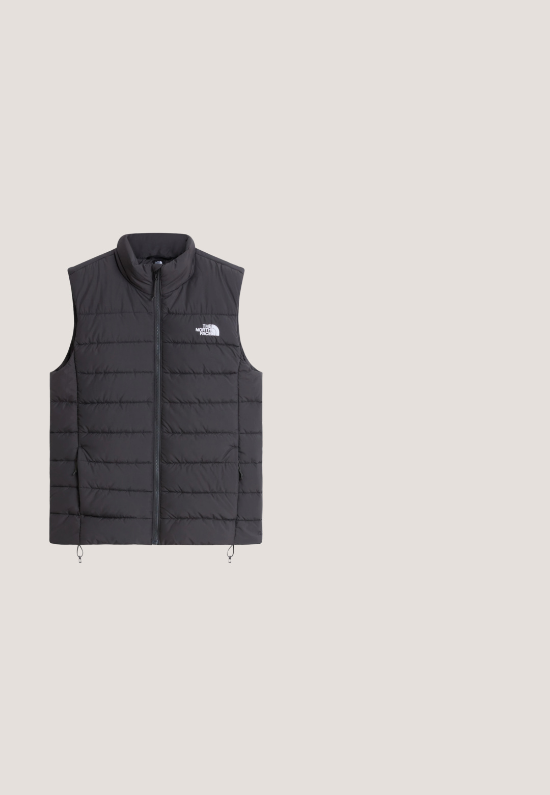 Sort ærmeløs dunvest med lynlås foran, to lynlåslommer, stående krave og hvidt The North Face logo på brystet.; Sort langærmet kvartlynlås-sweatshirt med høj krave og lille hvidt logo på venstre bryst mod en hvid baggrund.; Hvid langærmet T-shirt med rund hals og sort "The North Face" logo på venstre bryst, vist mod en ensfarvet hvid baggrund.; Sorte sweatpants lavet af blødt stof. Har en elastisk talje med snor, elastiske manchetter og et lille hvidt logo på låret.; Sort træningssko med en åndbar mesh-overdel, gummisål, teksturerede detaljer og forstærket tåspids for holdbarhed.; Sort skuldertaske lavet af slidstærkt stof. Har en lynlåslomme på fronten og justerbar strop. Mesh-detaljer og trykt branding.