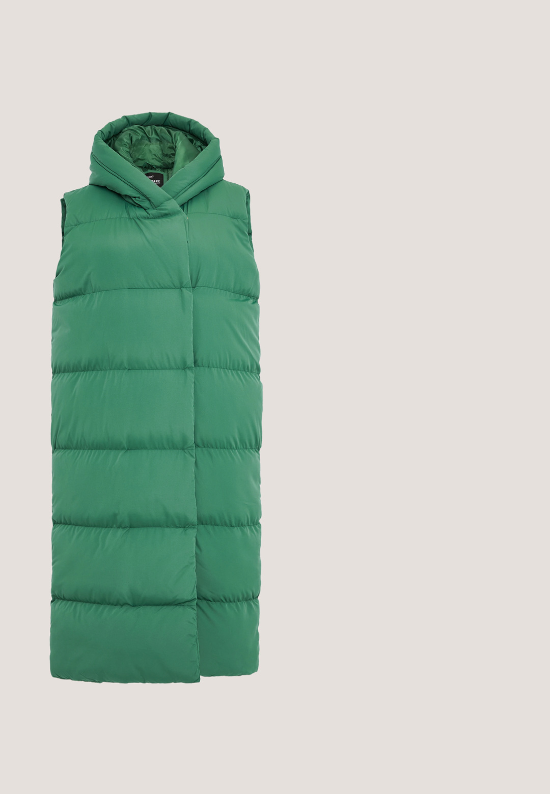 Grøn puffervest med hætte, ærmeløs design, quiltet tekstur og en mid-længde pasform. Fremstillet af letvægts, isolerende materiale.; Grøn sweatshirt lavet af blødt stof, med rund halsudskæring, sænkede skuldre og ribbede manchetter og kant. Simpelt, ensfarvet design.; Lysgrønne cargo-sweatpants lavet af blødt stof, med sidelommer, elastiske cuffs og en snøre i taljen for justerbar pasform.; Herresneakers med et beige meshnederdel, teal accenter, brune syntetiske overlays og en kraftig hvid sål med geometriske mønstre.; Lille grøn skuldertaske med tekstureret stof, frontlynlåslomme og justerbar rem med metalspænder.; Guldøreringe med grønne emaljeakcenter, der har et buet design med tre parallelle linjer og en sikker låsemekanisme.
