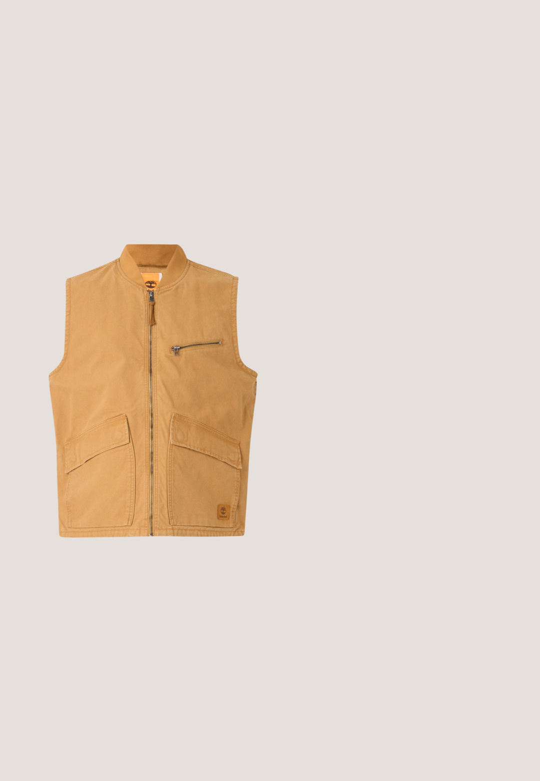 Gilet en toile beige avec un grand col, fermeture éclair à l'avant et une poche poitrine. Dispose de deux grandes poches avant et d'un petit écusson logo.; Pull en maille côtelée violette foncée avec un col rond et des manches longues, présentant une coupe ample et un tissu texturé.; T-shirt en coton vert clair avec coupe oversize, présentant un imprimé noir de style nuage "Carhartt WIP 1989" sur le devant. Manches courtes, col rond.; Pantalons larges beiges avec une taille élastique, un détail de cordon de serrage et des zips aux chevilles. Texture lisse avec des lignes verticales subtiles.; Baskets multicolores présentant un mélange de matériaux marron, gris et jaune. Tige en tissu texturé avec semelle en caoutchouc noire et accents verts.; Petit sac bandoulière vert foncé avec sangle réglable, poche avant zippée et écusson logo Timberland.