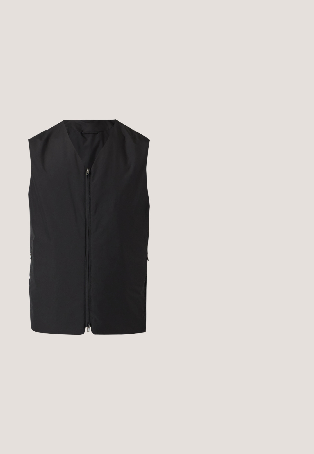 Čierna vesta bez rukávov s predným zapínaním na zips, rovný strih a bez goliera, zobrazená na bielom pozadí.; Dlhý rukáv, button-up košeľa v tmavozelenej farbe, vyrobená z textúrovanej tkaniny. Obsahuje klasický golier a päť predných gombíkov.; Čierne formálne nohavice na mieru s pútkami na opasok, prednou záhybkou a skrytým zapínaním na zips, zobrazené položene na bielom pozadí.; Čierne kožené spoločenské topánky s lesklým povrchom, okrúhlou špičkou, šnurovacím dizajnom a nízkym vrstveným podpätkom, so subtilným detailom švu.; Čierna textúrovaná obdĺžniková kožená aktovka s dvojitými rukoväťami, predným vreckom na zips a nastaviteľným ramenným popruhom, zobrazená na bielom pozadí.; Čierny kožený opasok s hladkým povrchom, so strieborným obdĺžnikovým sponou a kontrastnou hnedou vnútornou podšívkou.